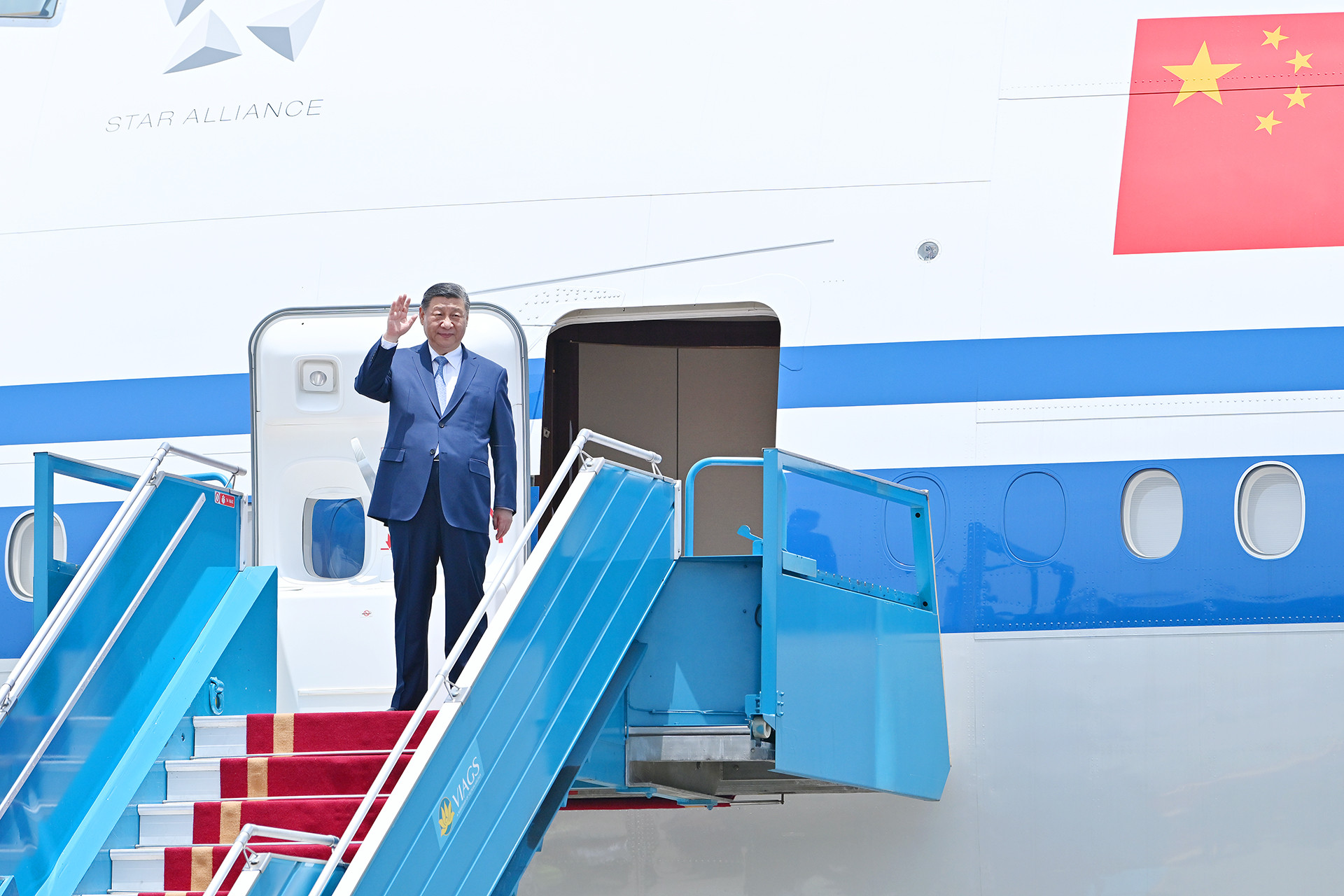 Tổng Bí thư, Chủ tịch Trung Quốc Tập Cận Bình bắt đầu chuyến thăm cấp Nhà nước tới Việt Nam.