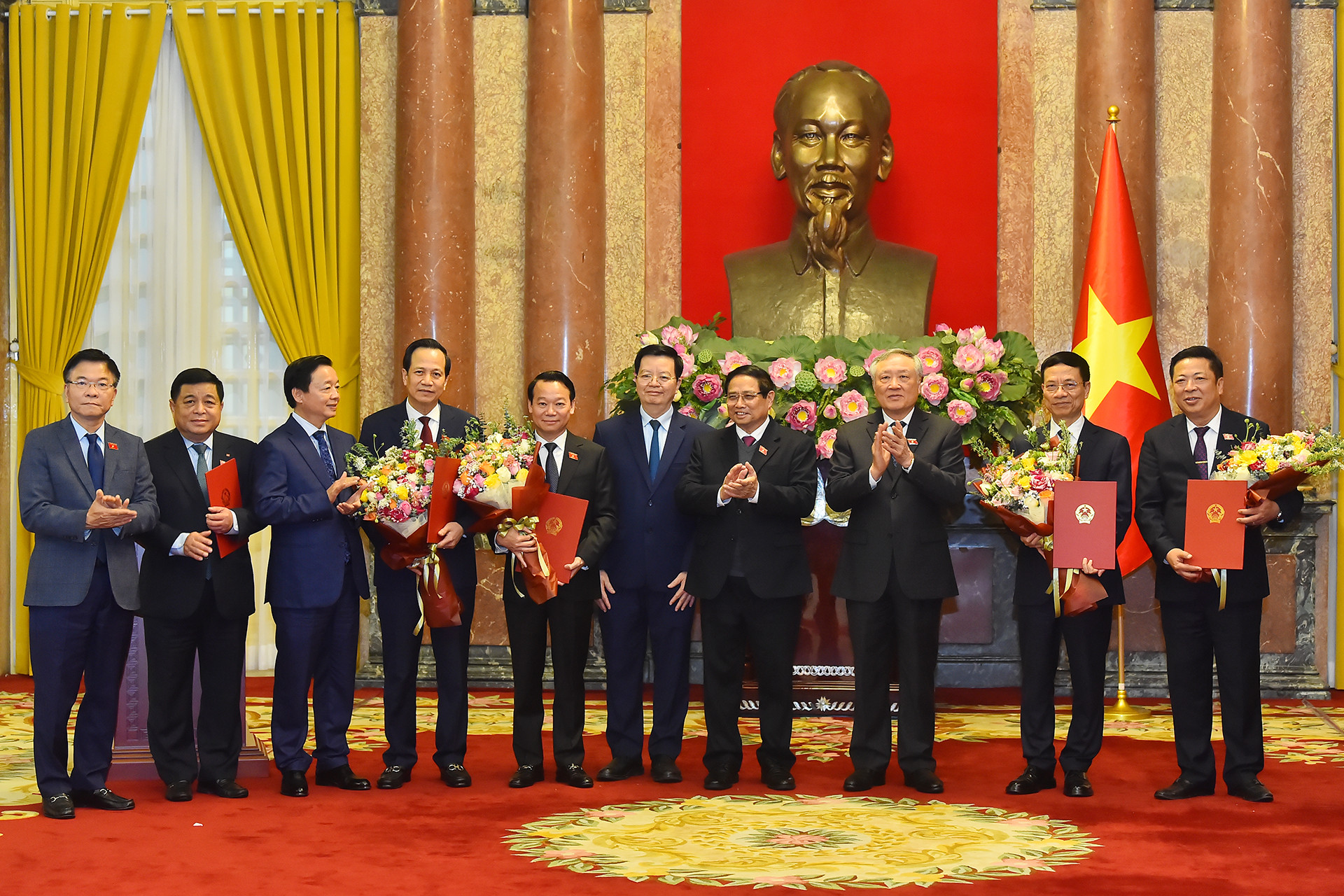 Thủ tướng Phạm Minh Chính và các Phó Thủ tướng chúc mừng các Bộ trưởng.