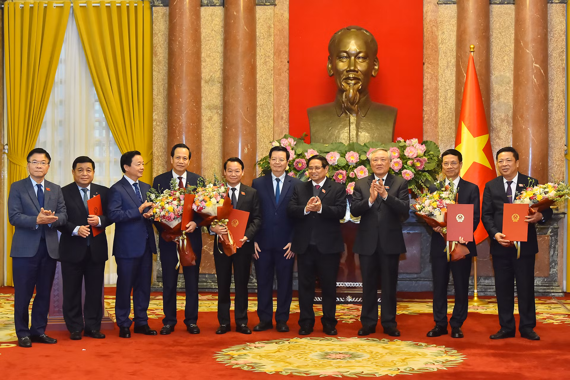 Thủ tướng Phạm Minh Chính và các Phó Thủ tướng chúc mừng các Bộ trưởng.