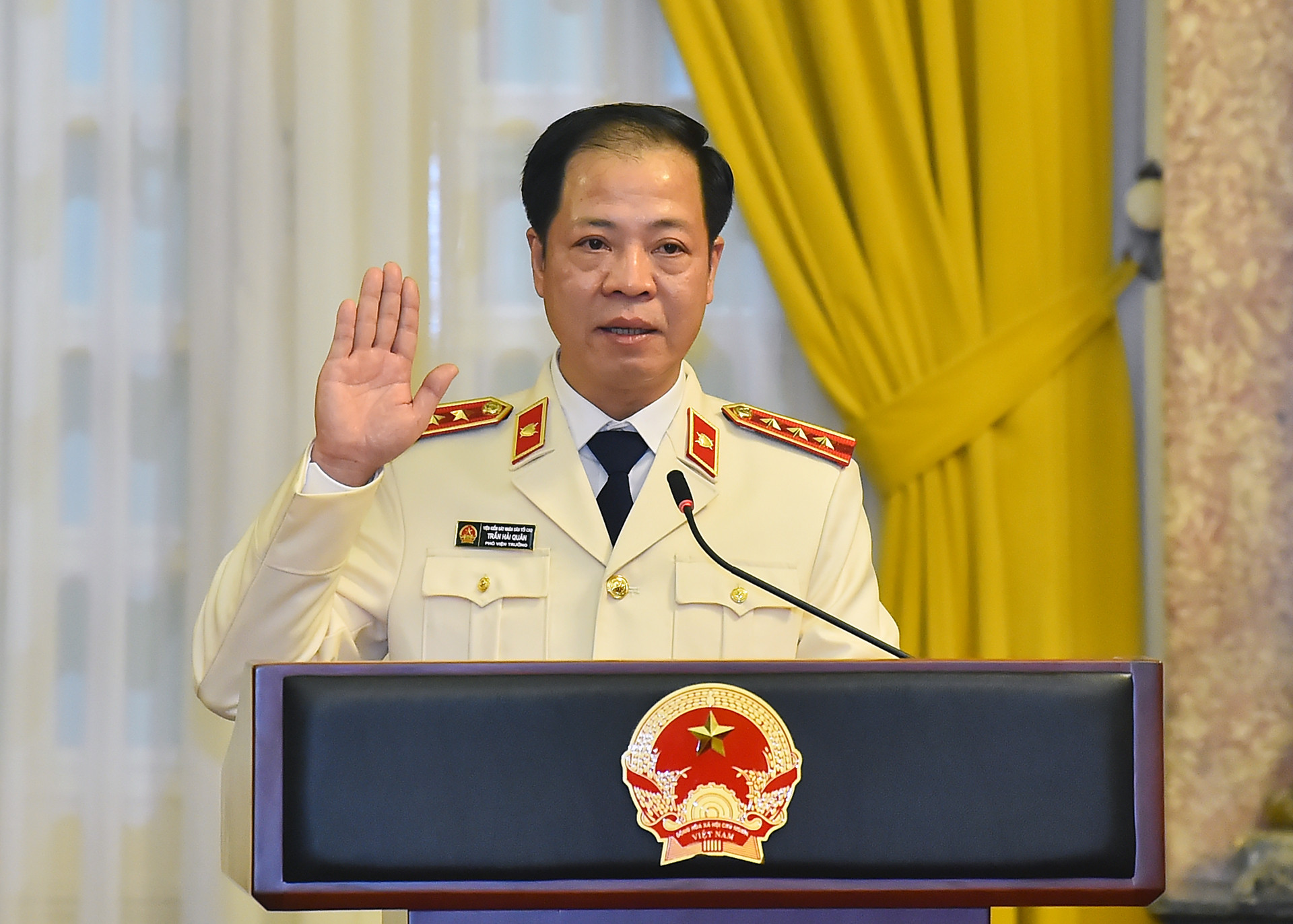 Phó Viện trưởng Viện Kiểm sát nhân dân tối cao Trần Hải Quân thay mặt các đồng chí được bổ nhiệm tuyên thệ nhậm chức.