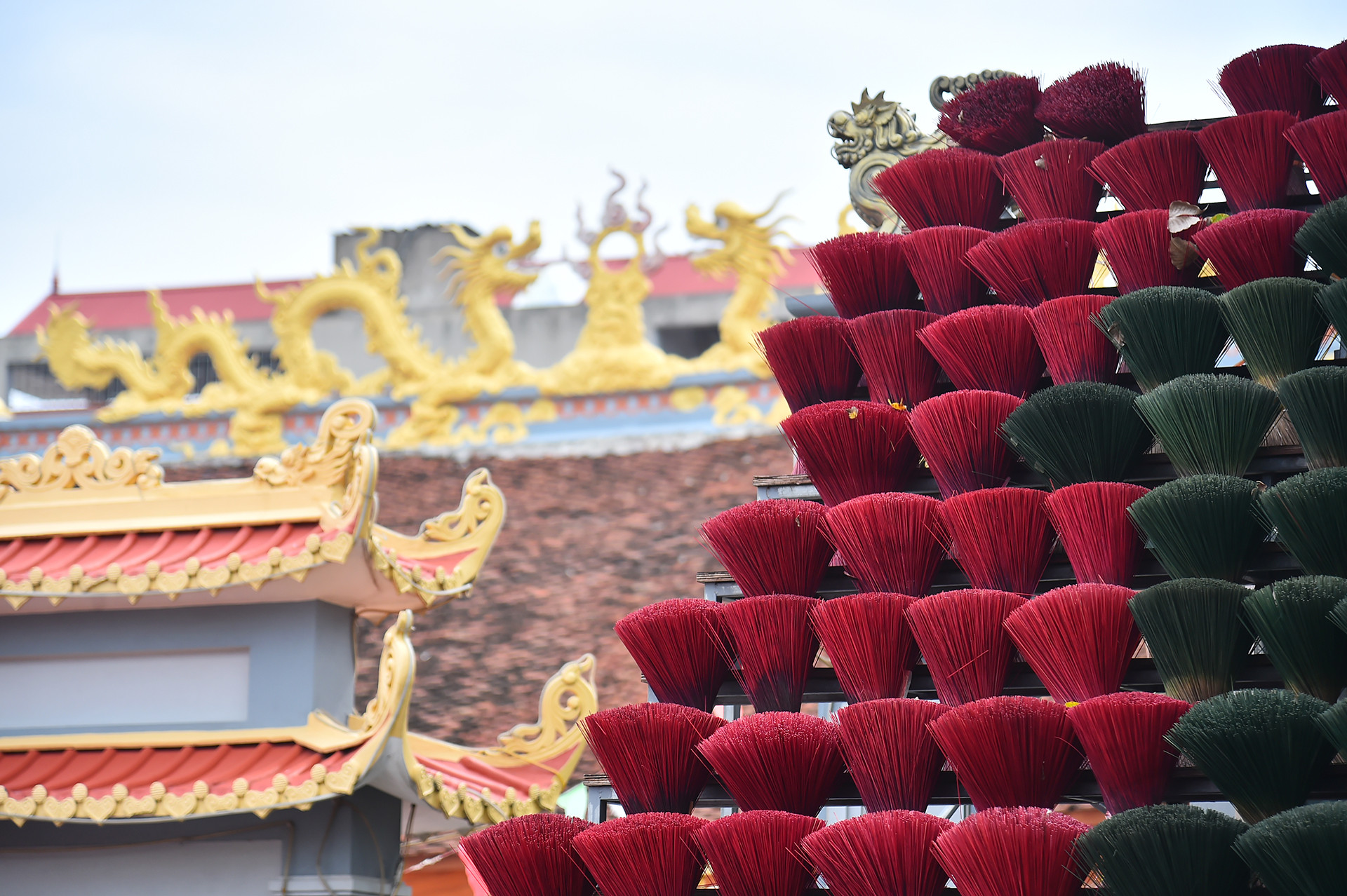 Để có được làng hương Quảng Phú Cầu như ngày nay là công sức của những người thợ lành nghề đã duy trì nghề truyền thống qua bao thế hệ. Từ một nghề làm trong lúc nông nhàn, tới nay, nghề làm tăm hương, làm hương đã trở thành một trong những nghề chính của xã và làng nghề là điểm đến hấp dẫn của khách du lịch trong và ngoài nước. Để có được làng hương Quảng Phú Cầu như ngày nay là công sức của những người thợ lành nghề đã duy trì nghề truyền thống qua bao thế hệ. Từ một nghề làm trong lúc nông nhàn, tới nay, nghề làm tăm hương, làm hương đã trở thành một trong những nghề chính của xã và làng nghề là điểm đến hấp dẫn của khách du lịch trong và ngoài nước.