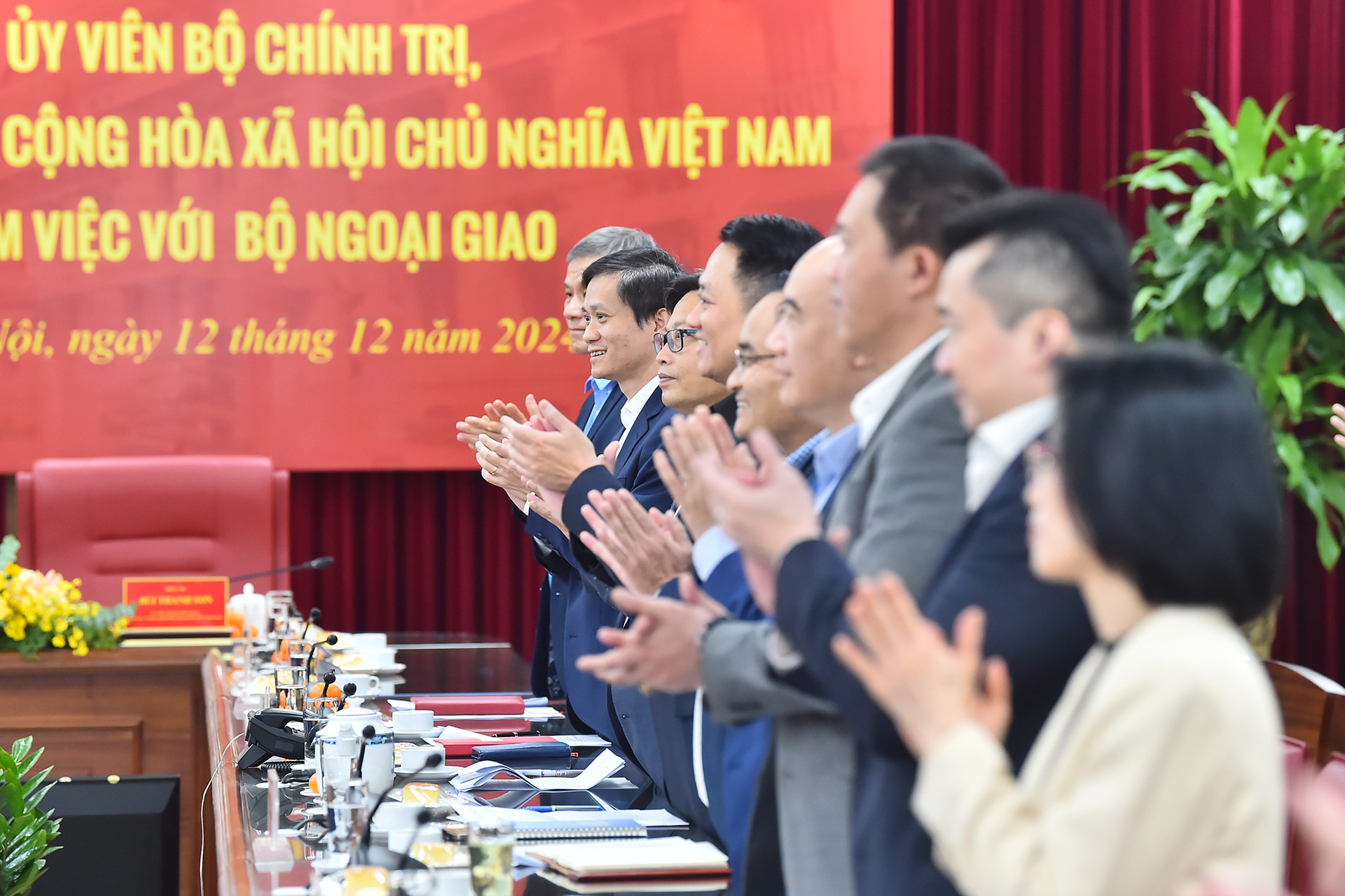 Lãnh đạo Bộ Ngoại giao tham dự buổi làm việc.