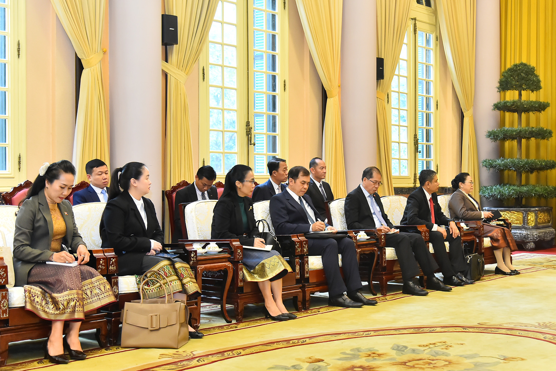 Các thành viên tháp tùng Bộ trưởng Ngoại giao Lào Thongsavanh Phomvihane tại buổi tiếp.