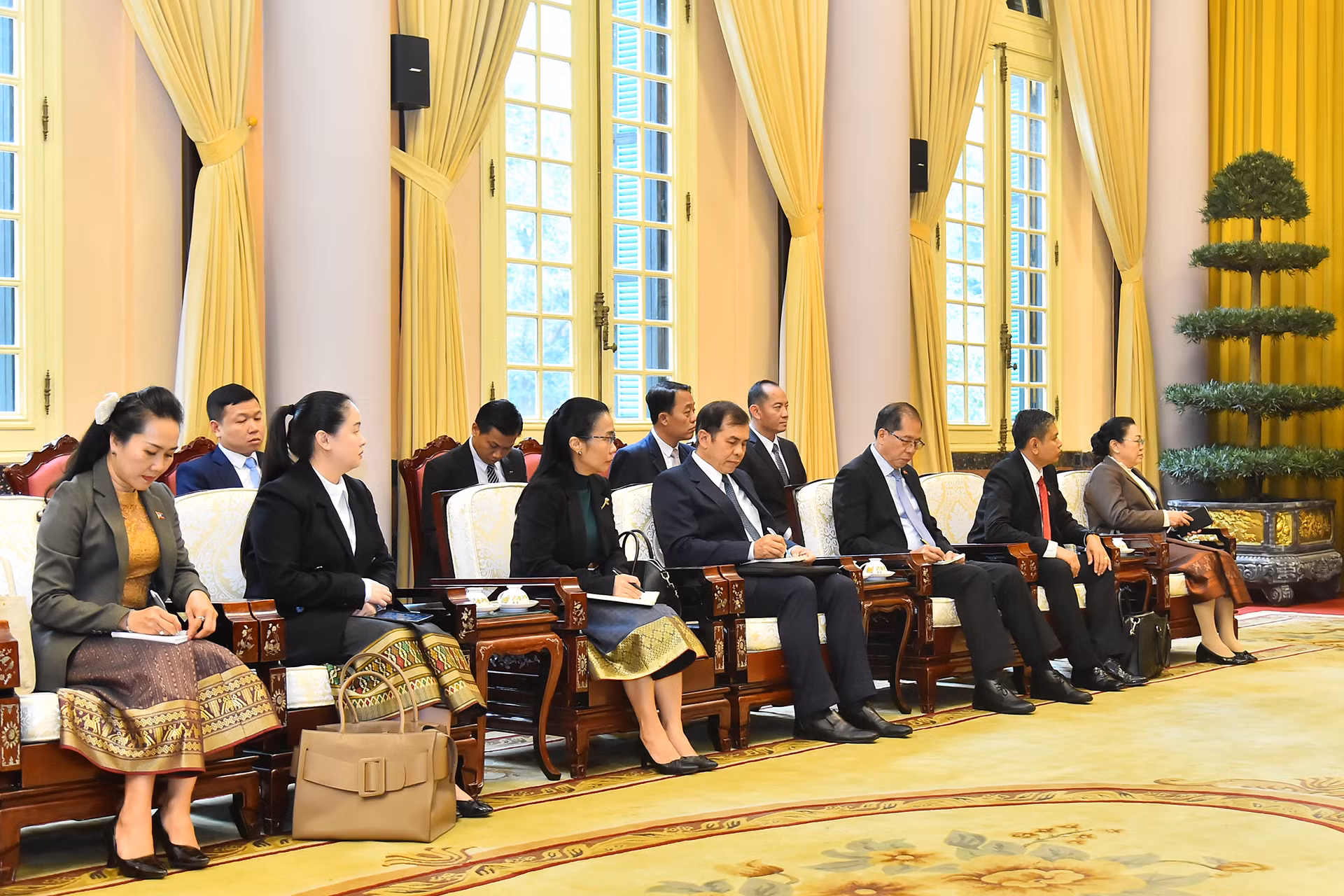 Các thành viên tháp tùng Bộ trưởng Ngoại giao Lào Thongsavanh Phomvihane tại buổi tiếp.