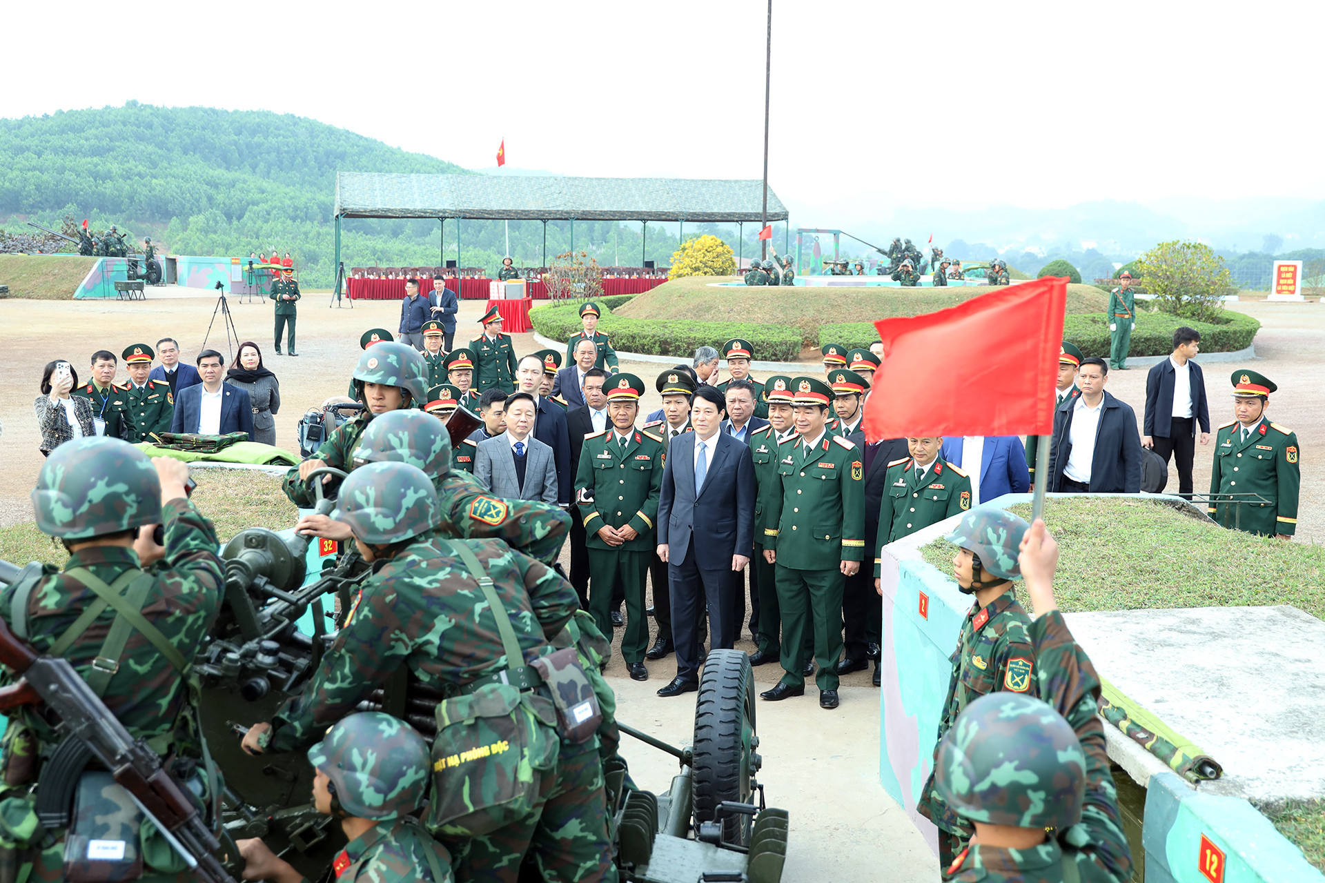 Chủ tịch nước Lương Cường kiểm tra công tác sẵn sàng chiến đấu tại Lữ đoàn 241.