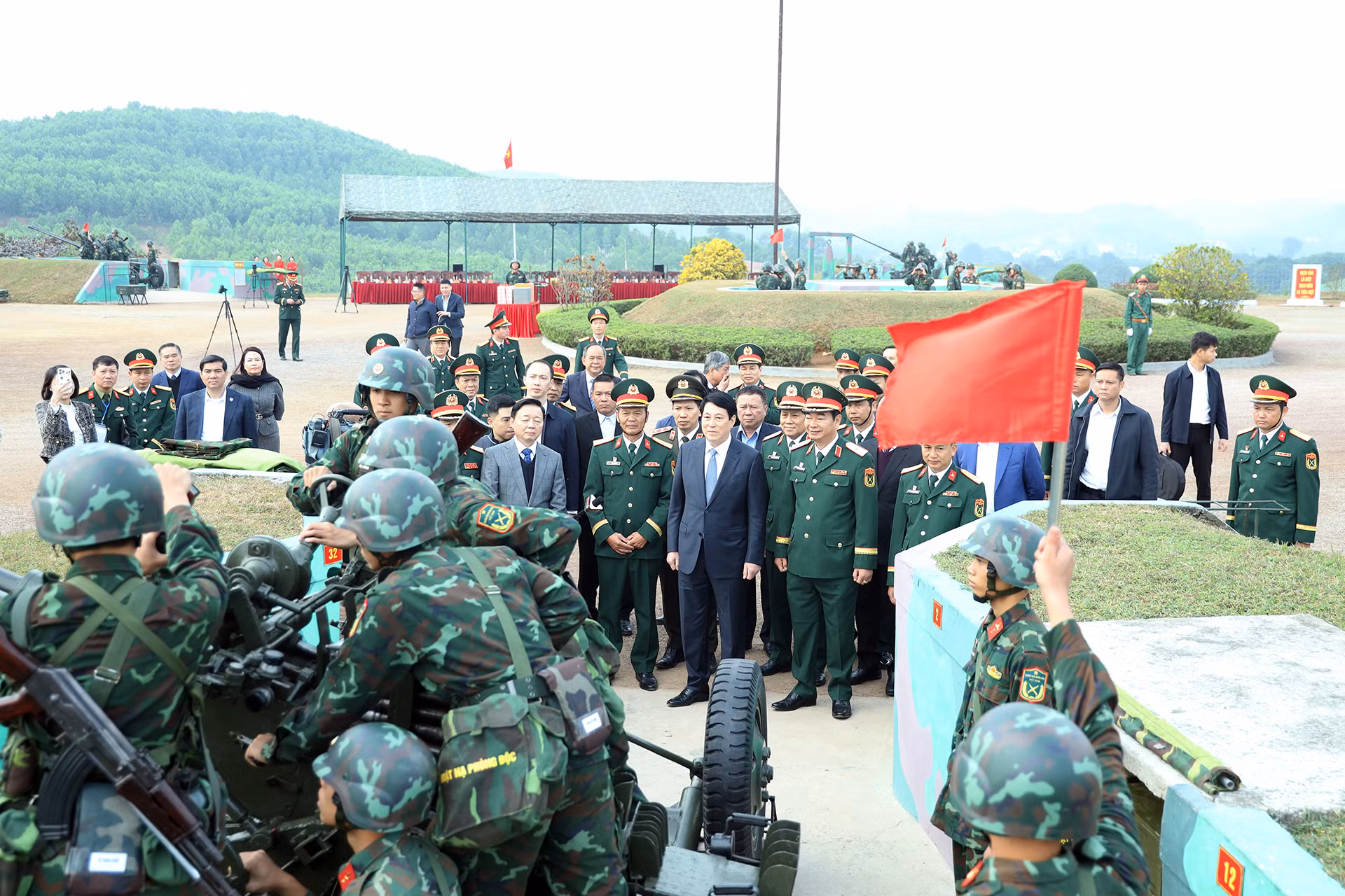 Chủ tịch nước Lương Cường kiểm tra công tác sẵn sàng chiến đấu tại Lữ đoàn 241.