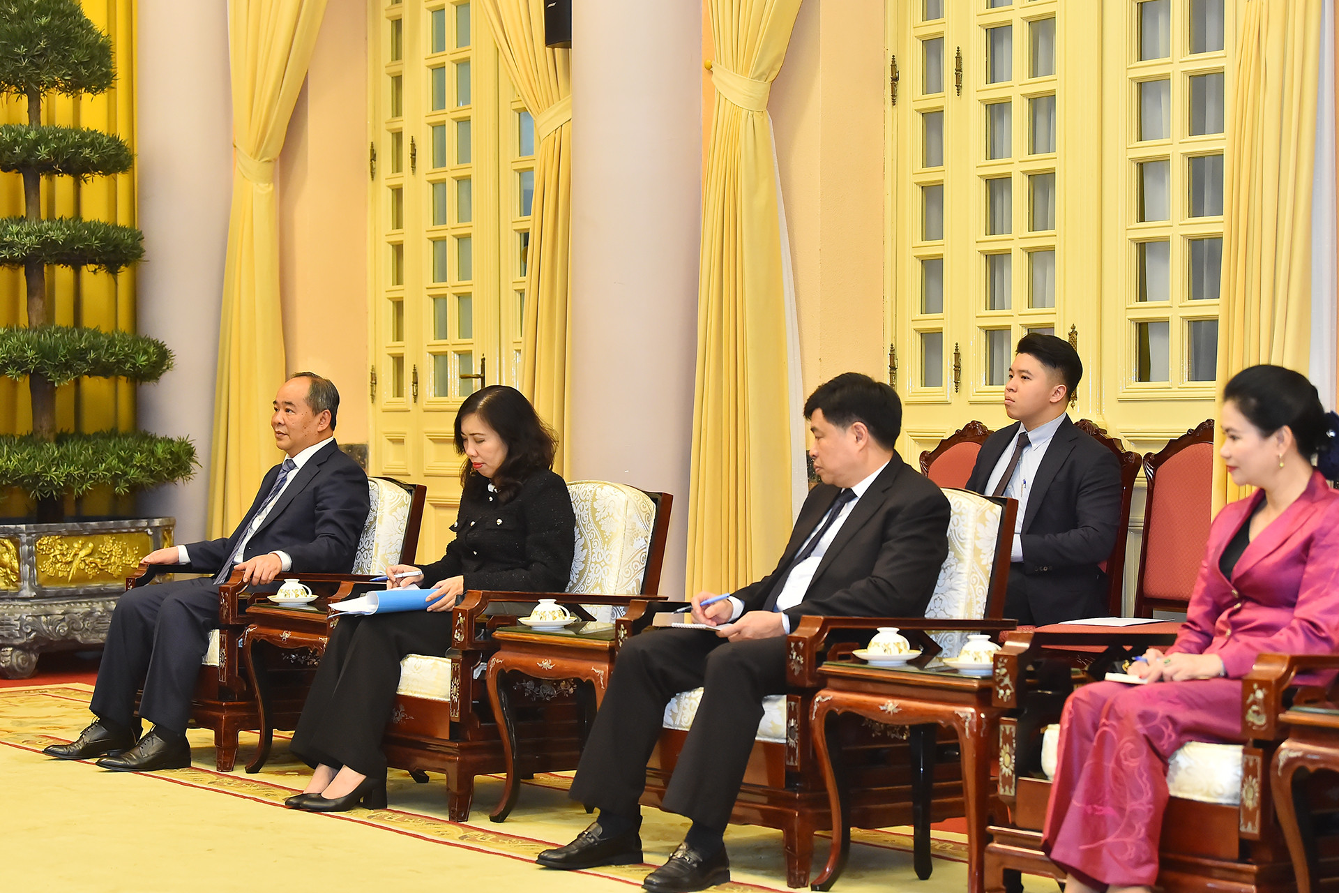 Các thành viên đoàn Việt Nam tham dự buổi tiếp.