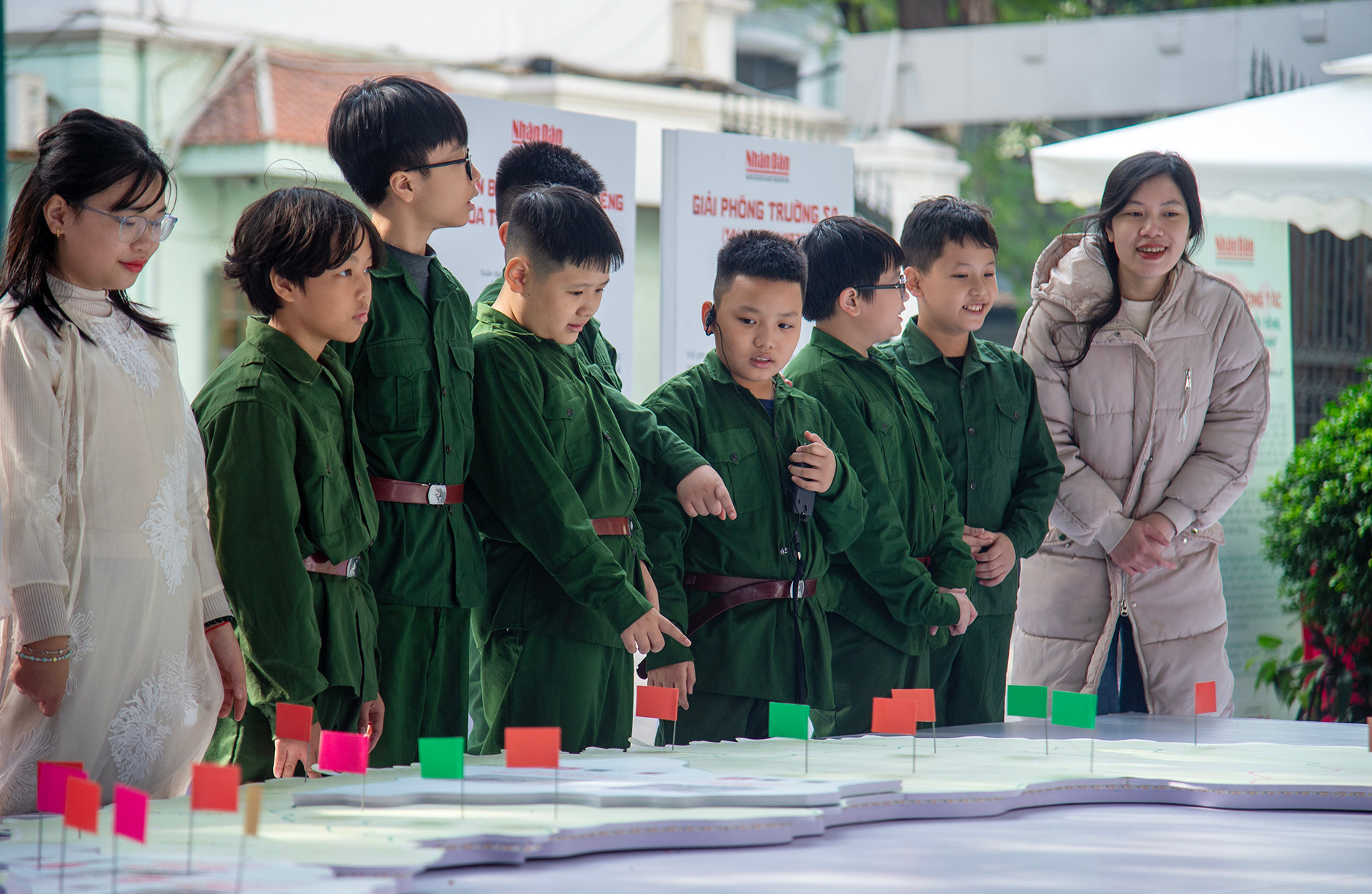 Các em học sinh Trường tiểu học Nguyễn Bá Ngọc (quận Hoàn Kiếm, Hà Nội) tham quan triển lãm.