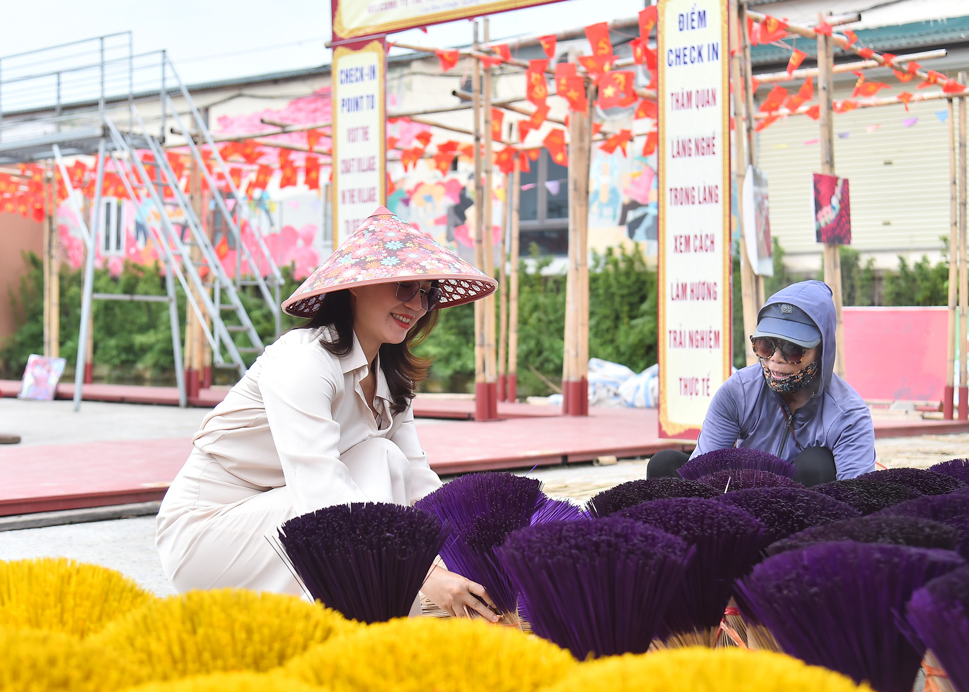 Du khách trải nghiệm hoạt động phơi hương tại điểm check-in làng hương Quảng Phú Cầu. Du khách trải nghiệm hoạt động phơi hương tại điểm check-in làng hương Quảng Phú Cầu.