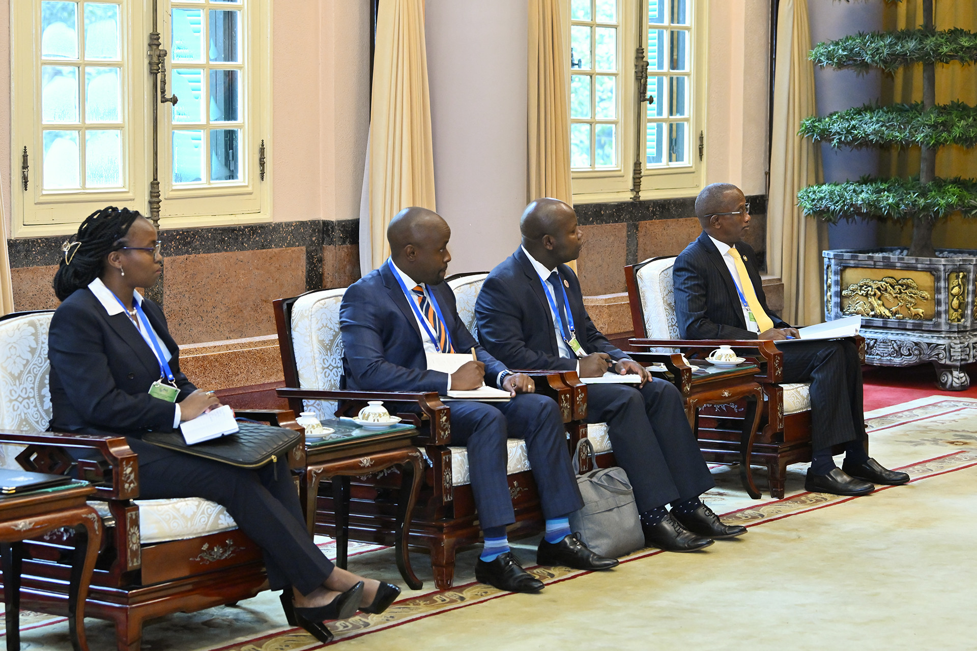 Các đại biểu tháp tùng Bộ trưởng Quốc phòng Kenya Soipan Tuya tại buổi tiếp.