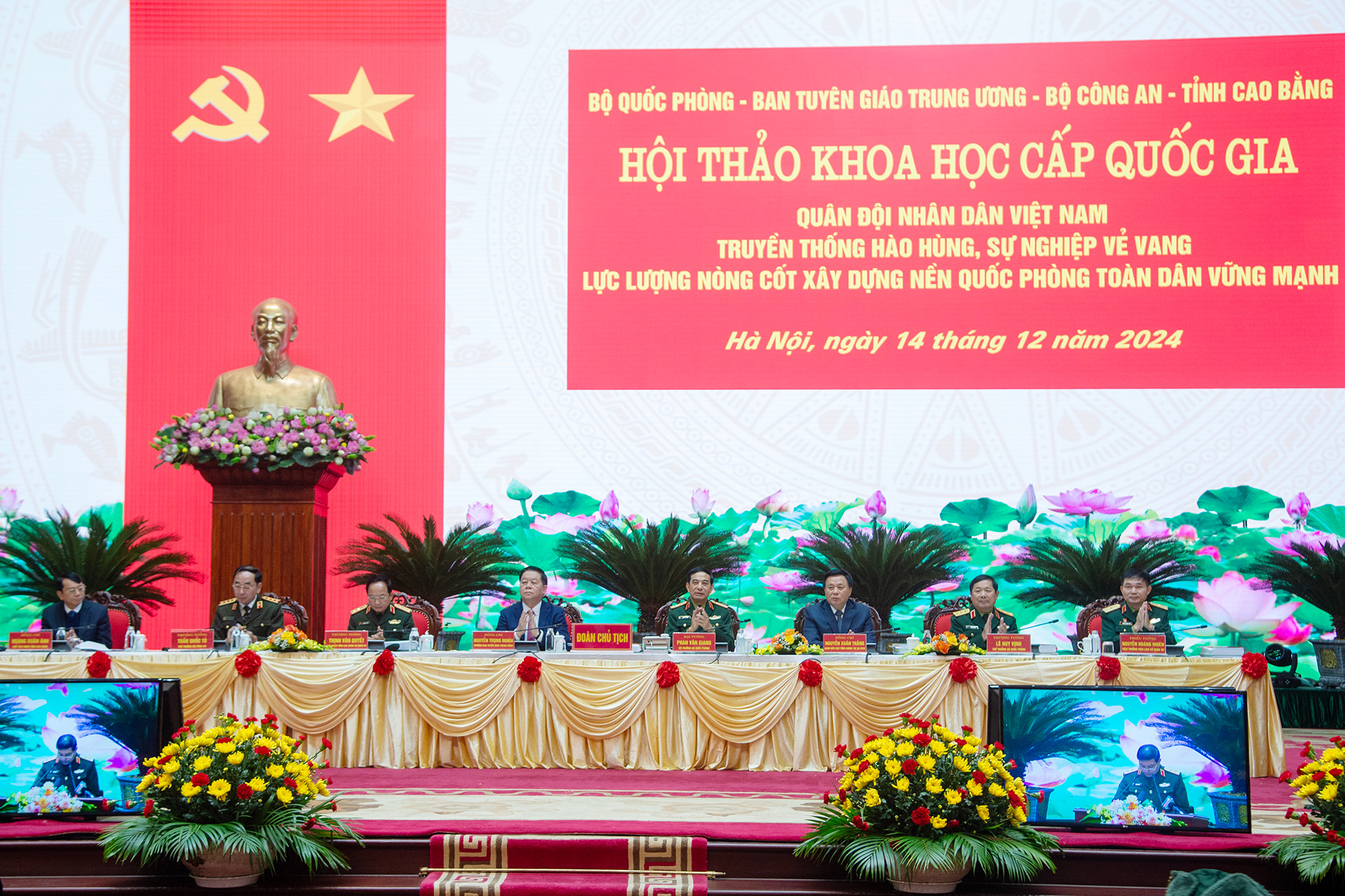 Các đồng chí Đoàn Chủ tịch điều hành hội thảo.