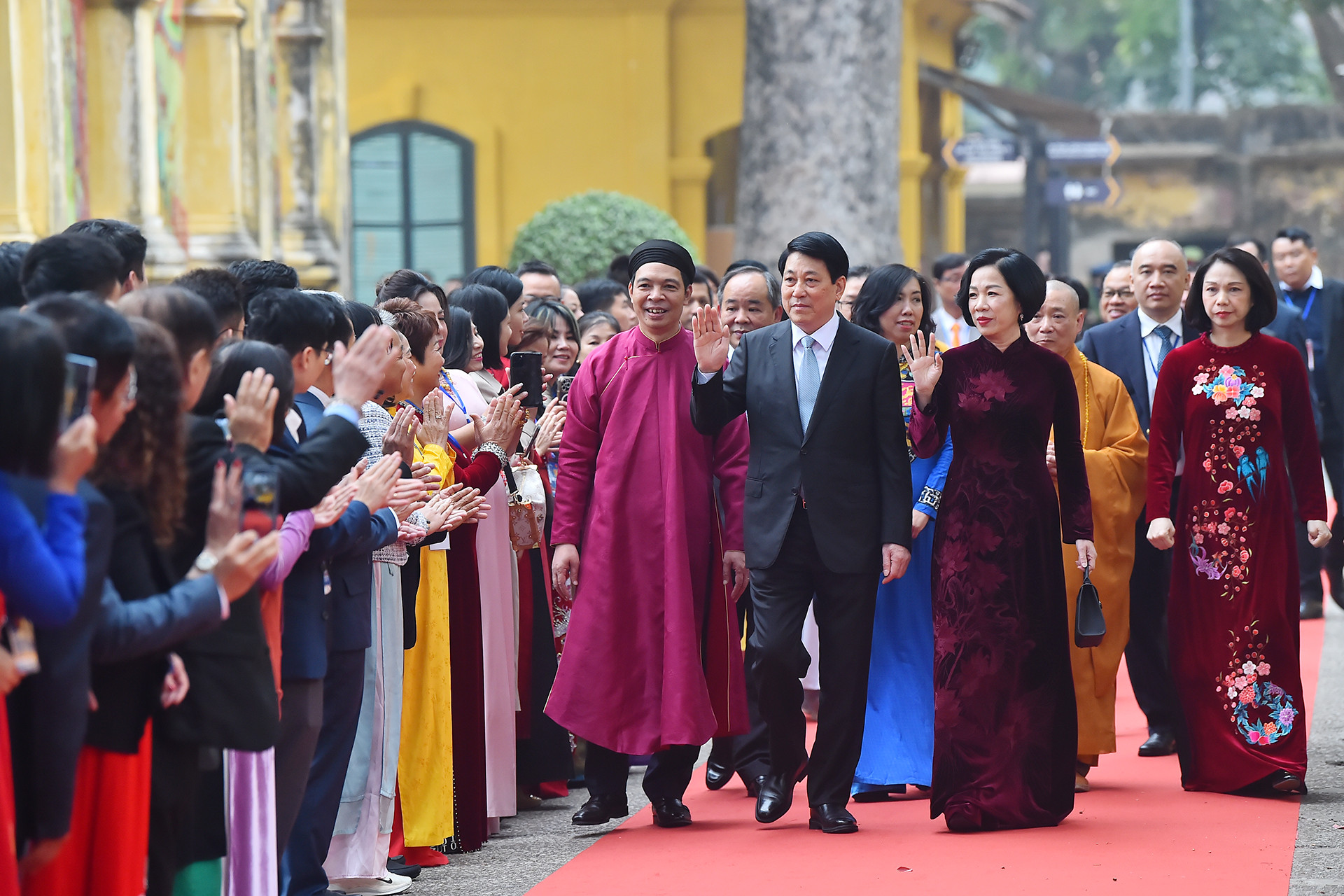 Chủ tịch nước Lương Cường và Phu nhân với các kiều bào tới dâng hương tại Điện Kính Thiên trong Khu di tích Hoàng Thành Thăng Long.