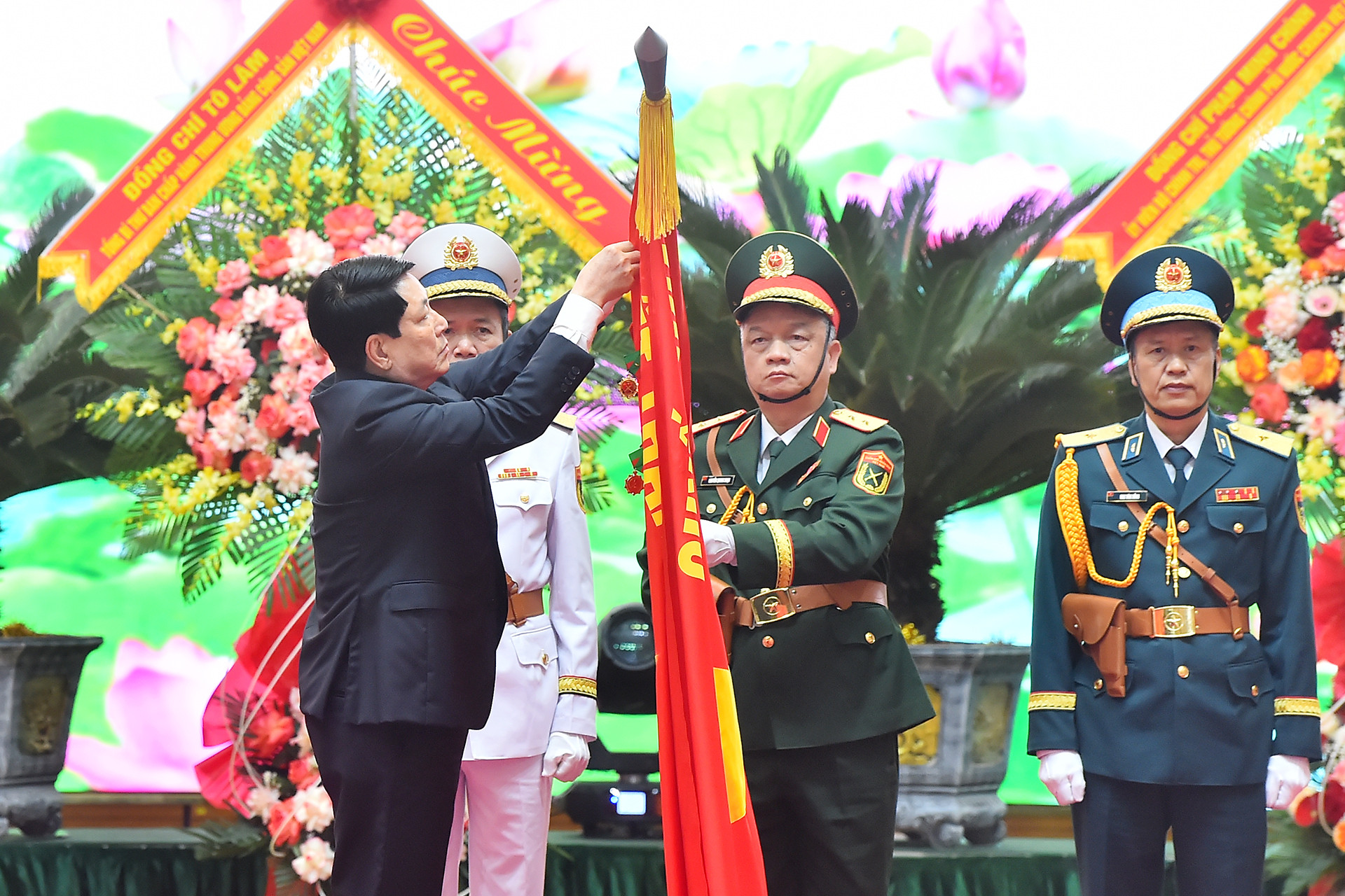 Chủ tịch nước Lương Cường gắn Huân chương Hồ Chí Minh tặng lực lượng dân quân tự vệ Việt Nam.