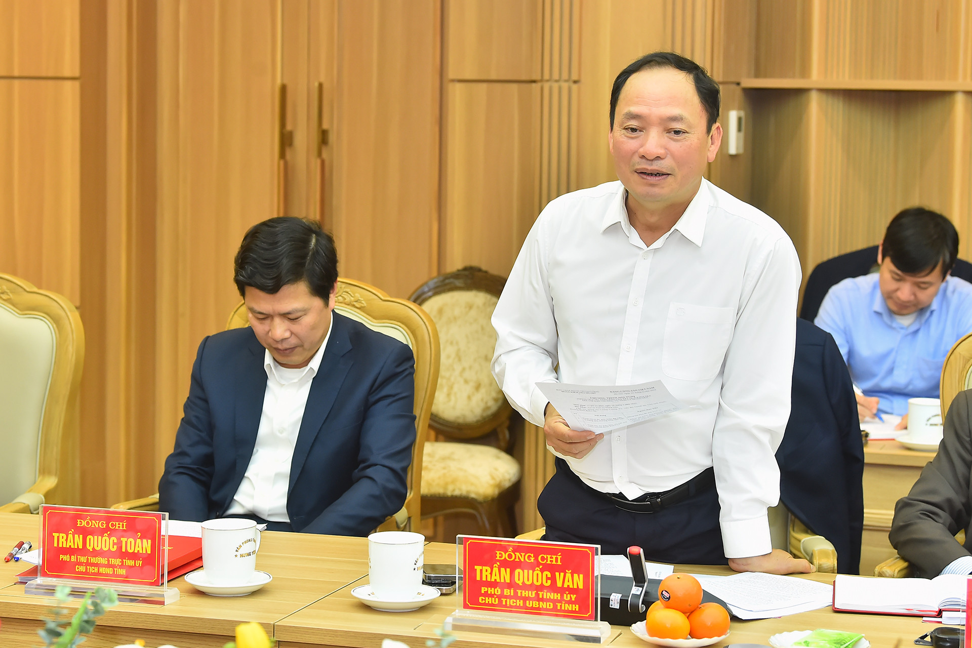 Phó Bí thư Tỉnh ủy, Chủ tịch Ủy ban nhân dân tỉnh Hưng Yên Trần Quốc Văn trình bày báo cáo.