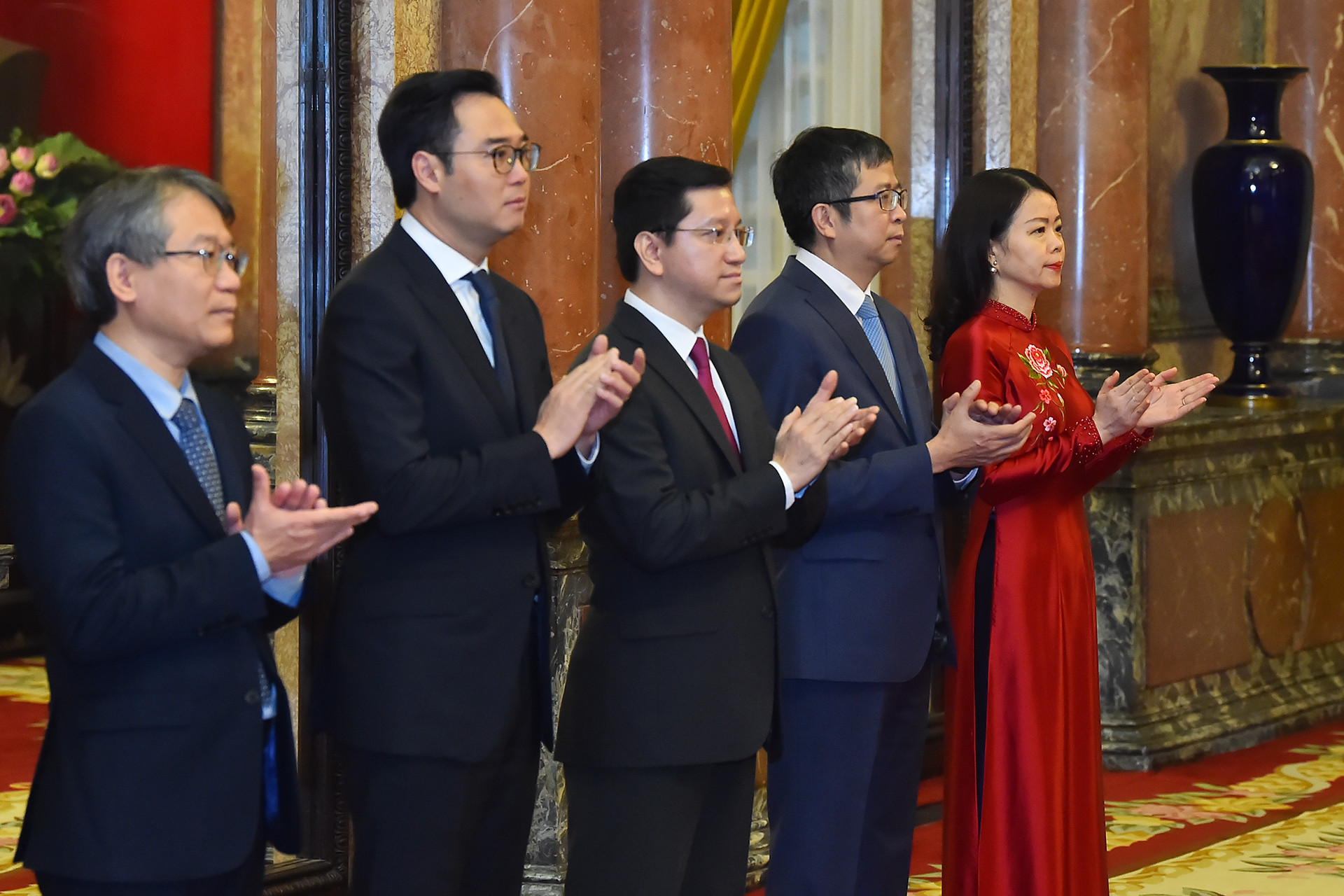 Thứ trưởng Bộ Ngoại giao Nguyễn Minh Hằng, Thứ trưởng Bộ Ngoại giao Phạm Thanh Bình cùng các đại biểu tại buổi lễ.