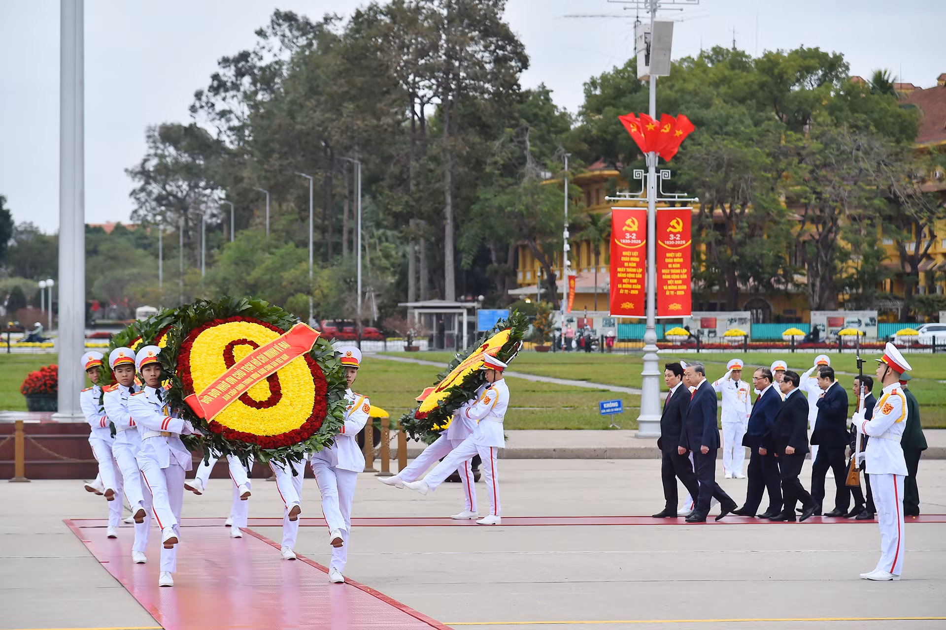 [Ảnh] Các đồng chí lãnh đạo, nguyên lãnh đạo Đảng, Nhà nước vào Lăng viếng Chủ tịch Hồ Chí Minh ảnh 1