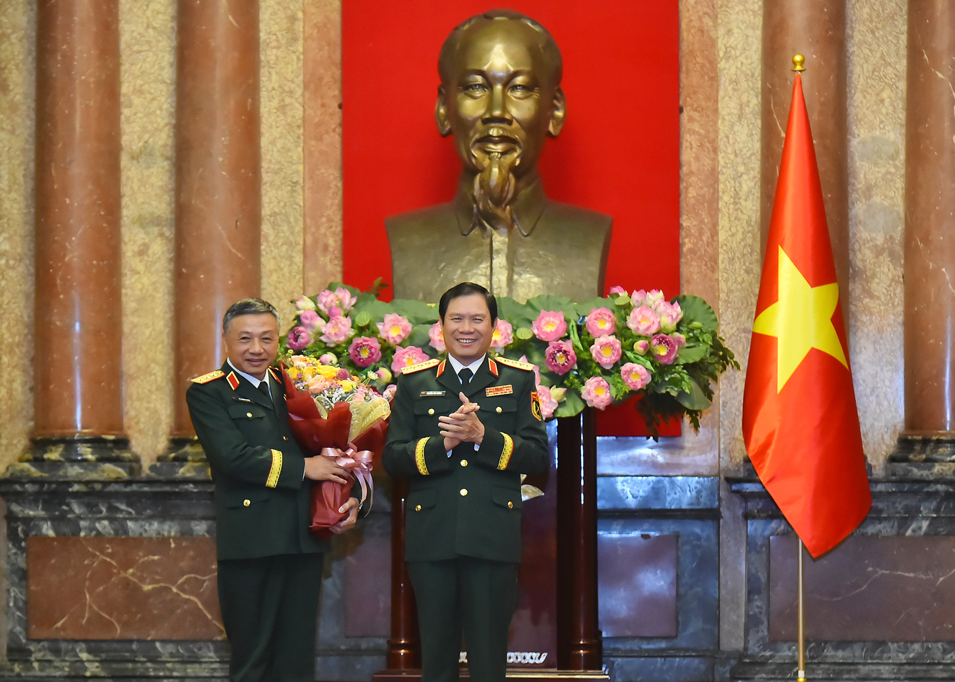 Tổng tham mưu trưởng Quân đội nhân dân Việt Nam Nguyễn Tân Cương tặng hoa chúc mừng Thượng tướng Lê Quang Minh.