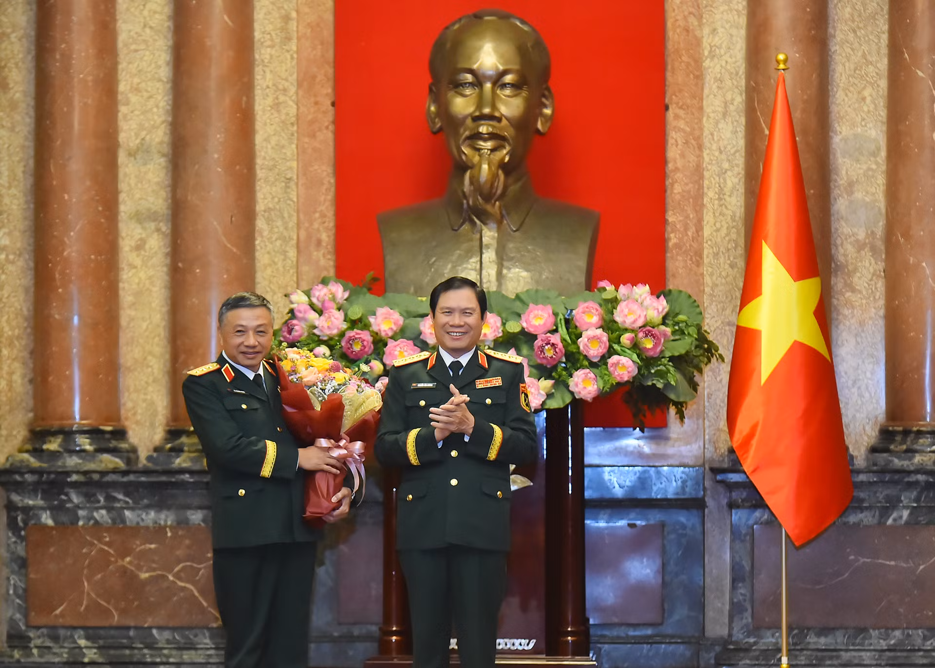 Tổng tham mưu trưởng Quân đội nhân dân Việt Nam Nguyễn Tân Cương tặng hoa chúc mừng Thượng tướng Lê Quang Minh.