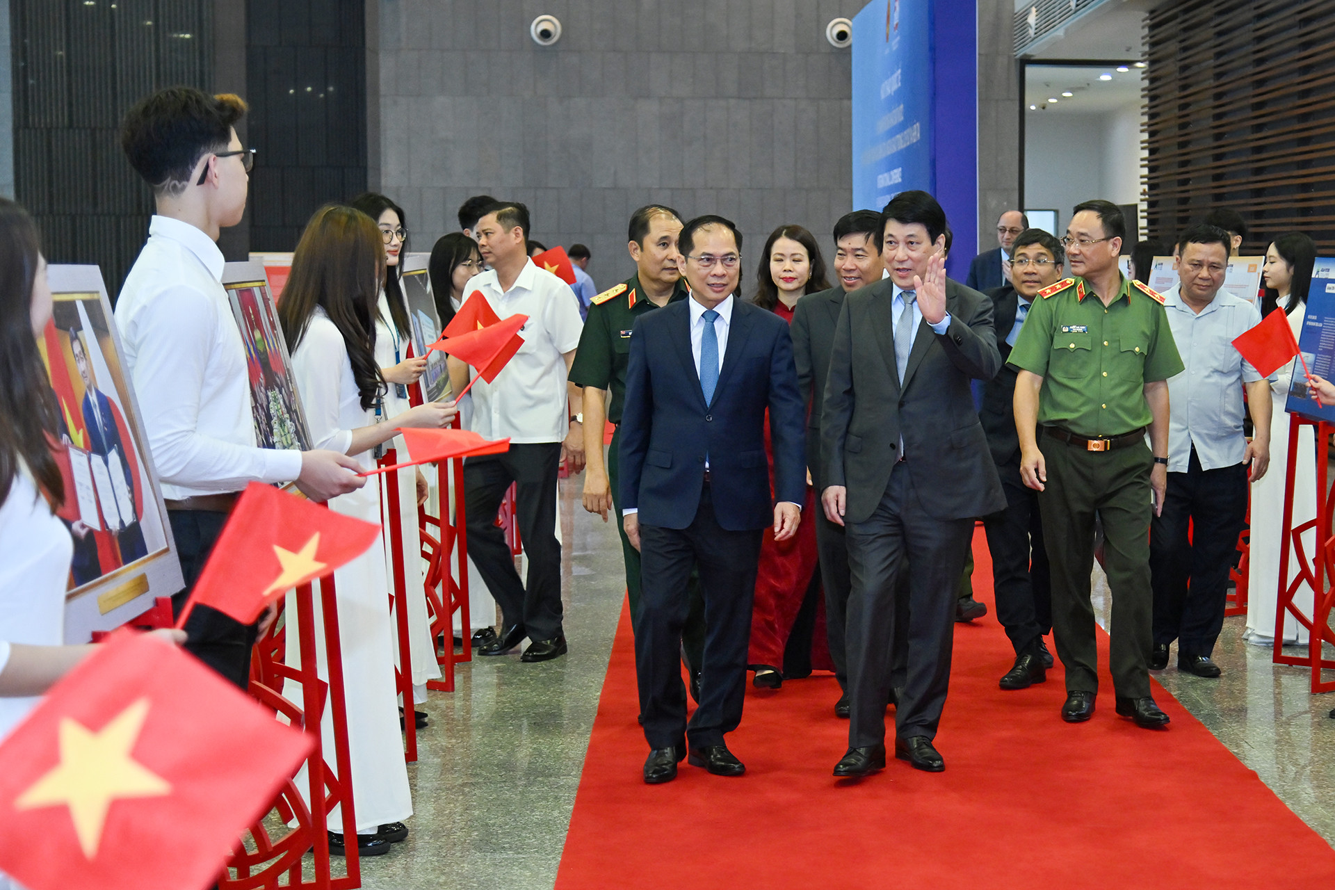 Chủ tịch nước Lương Cường cùng các đại biểu tới dự Hội thảo quốc tế với chủ đề “50 năm thống nhất đất nước: Vai trò kiến tạo của Ngoại giao trong lịch sử và hiện tại”.