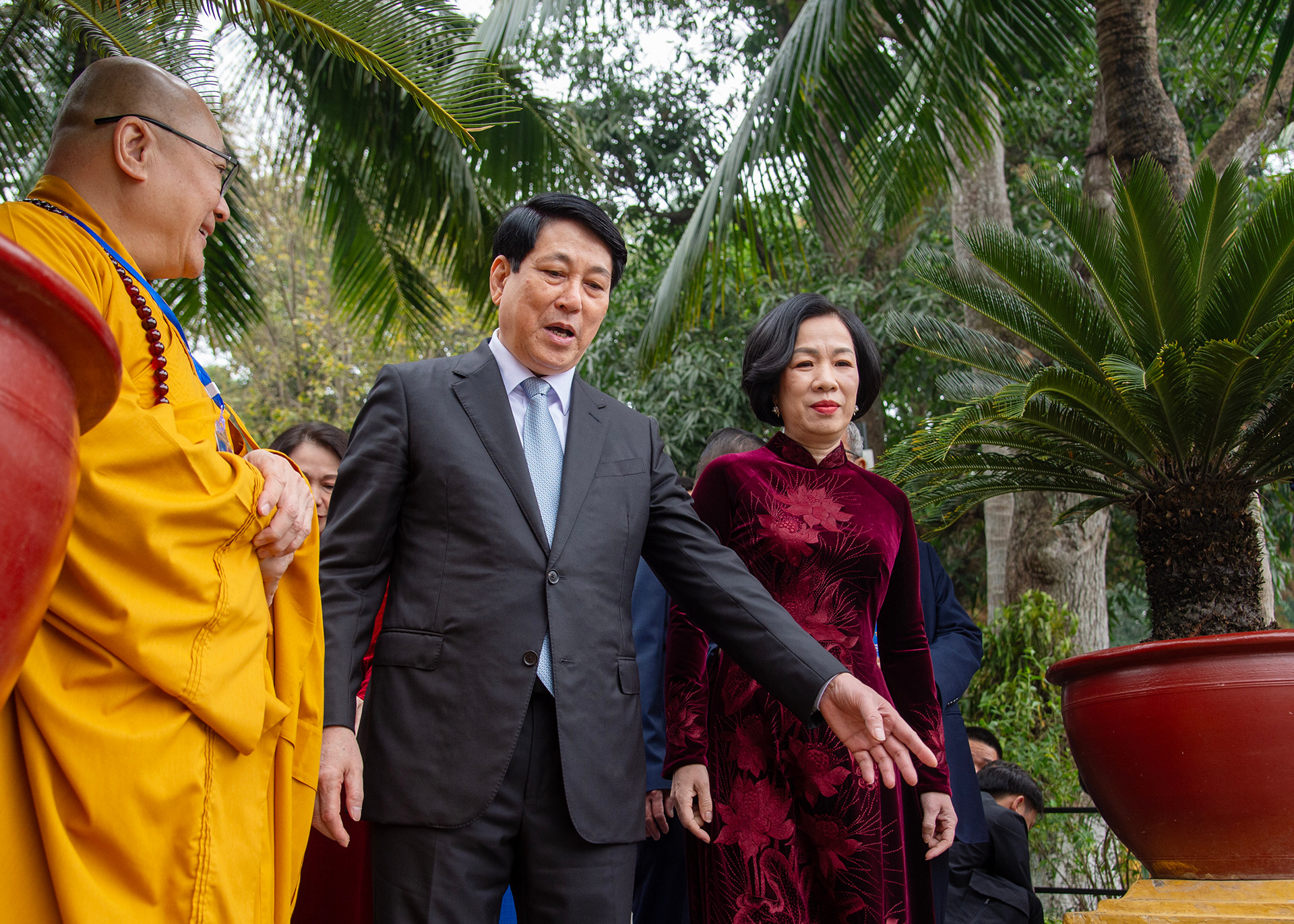 Chủ tịch nước Lương Cường và Phu nhân cùng đoàn đại biểu kiểu bào thực hiện lễ thả cá chép tiễn ông Công, ông Táo tại Ao cá Bác Hồ trong Khu di tích Phủ Chủ tịch.