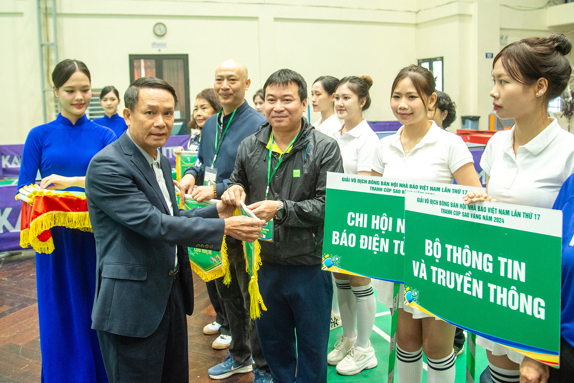 Phó Chủ tịch Thường trực Hội Nhà báo Việt Nam Nguyễn Đức Lợi trao cờ lưu niệm tặng các đoàn tham dự giải tại lễ khai mạc.