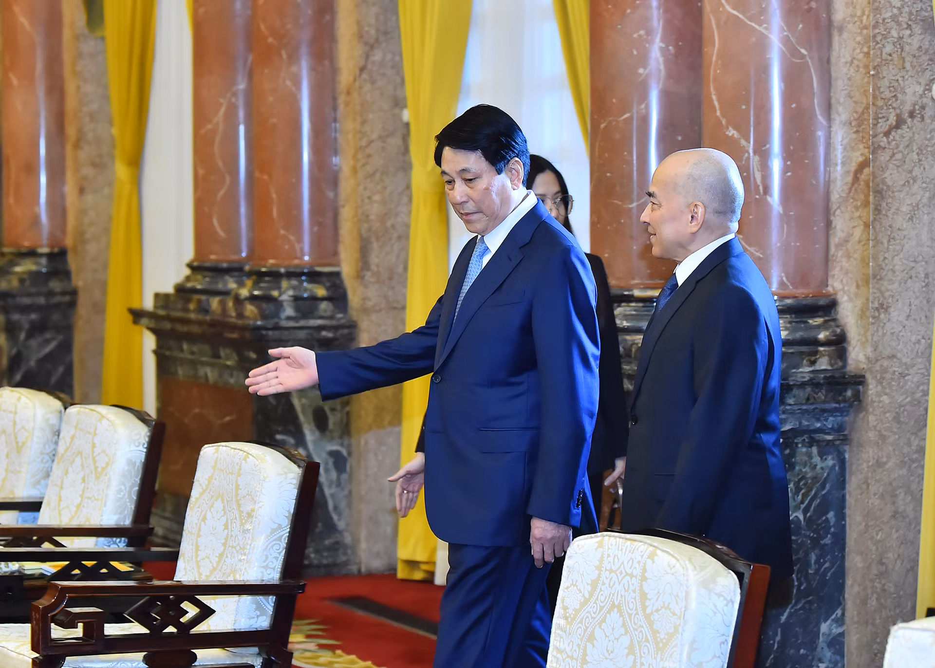 Quốc vương Campuchia Norodom Sihamoni cùng đoàn đại biểu cấp cao tháp tùng đang có chuyến thăm cấp Nhà nước tới Việt Nam từ ngày 28-29/11 theo lời mời của Chủ tịch nước Cộng hòa xã hội chủ nghĩa Việt Nam Lương Cường. Quốc vương Campuchia Norodom Sihamoni cùng đoàn đại biểu cấp cao tháp tùng đang có chuyến thăm cấp Nhà nước tới Việt Nam từ ngày 28-29/11 theo lời mời của Chủ tịch nước Cộng hòa xã hội chủ nghĩa Việt Nam Lương Cường.