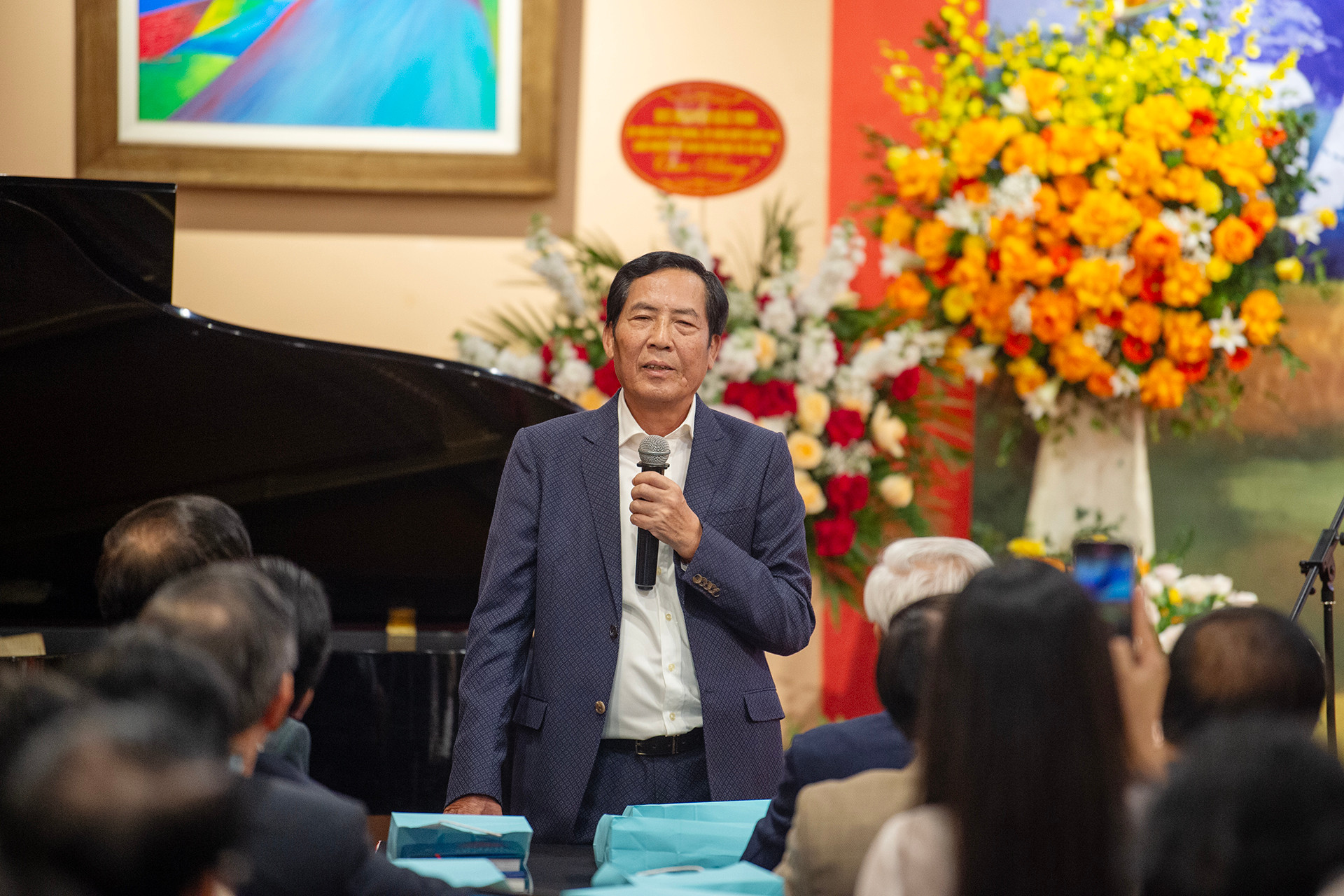 Nhà thơ Thuận Hữu chia sẻ cảm xúc tại buổi lễ.