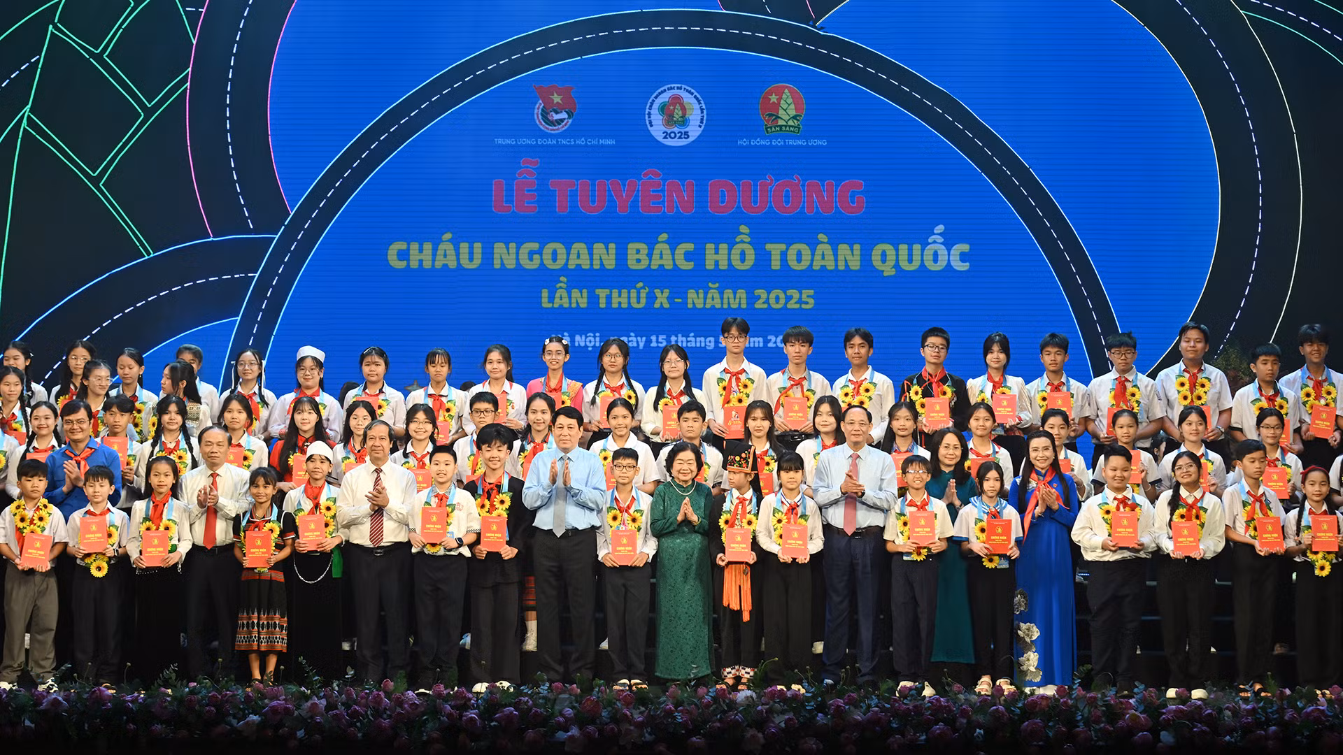 Chủ tịch nước Lương Cường cùng các đại biểu trao tặng biểu trưng ảnh Bác Hồ và học bổng tặng các bạn đội viên, thiếu nhi có thành tích xuất sắc trong cả nước tại lễ tuyên dương.