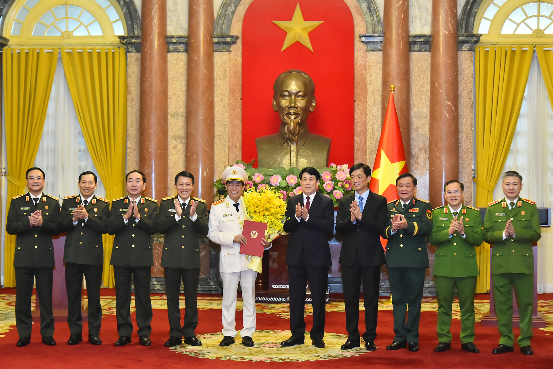 Chủ tịch nước Lương Cường cùng các đại biểu tặng hoa chúc mừng Thượng tướng Lê Quốc Hùng.