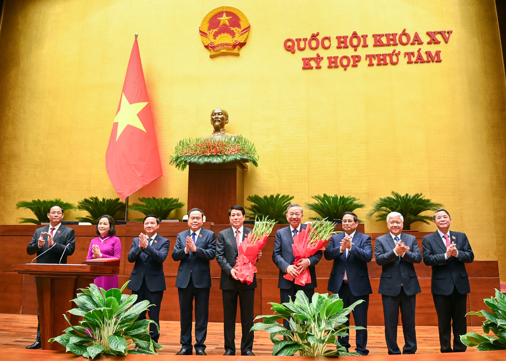 Thủ tướng Phạm Minh Chính, Chủ tịch Quốc hội Trần Thanh Mẫn, Chủ tịch Ủy ban Trung ương Mặt trận Tổ quốc Việt Nam Đỗ Văn Chiến cùng các đồng chí Phó Chủ tịch Quốc hội trao hoa tặng Tổng Bí thư Tô Lâm và Chủ tịch nước Lương Cường.