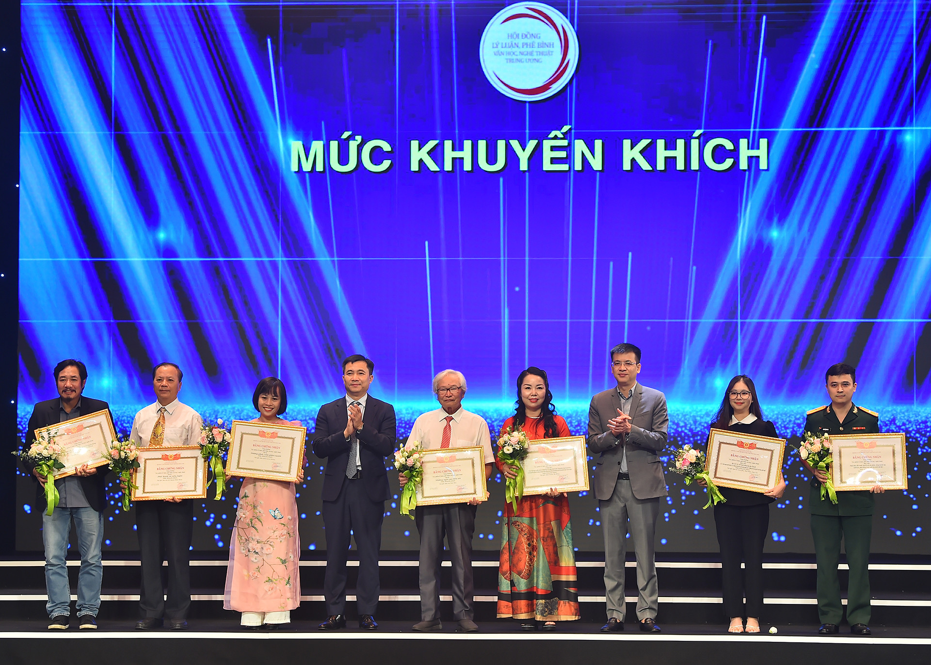 Đồng chí Đỗ Thanh Hải, Phó Tổng Giám đốc Đài truyền hình Việt Nam và đồng chí Lê Quang Minh, Tổng Giám đốc Đài truyền hình Quốc hội trao thưởng cho các tác phẩm đạt giải khuyến khích.