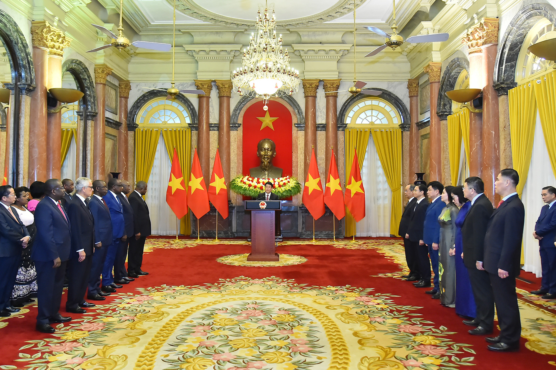 Tiếp đó, Chủ tịch nước chủ trì buổi tiếp sáu Đại sứ kiêm nhiệm của các nước: Cộng hòa Liberia, Cộng hòa Dân chủ Congo, Cộng hòa Congo, Cộng hòa Burundi, Cộng hòa Bồ Đào Nha, Cộng hòa Thống nhất Tanzania đến trình Quốc thư, nhận nhiệm vụ tại Việt Nam. Tiếp đó, Chủ tịch nước chủ trì buổi tiếp sáu Đại sứ kiêm nhiệm của các nước: Cộng hòa Liberia, Cộng hòa Dân chủ Congo, Cộng hòa Congo, Cộng hòa Burundi, Cộng hòa Bồ Đào Nha, Cộng hòa Thống nhất Tanzania đến trình Quốc thư, nhận nhiệm vụ tại Việt Nam.