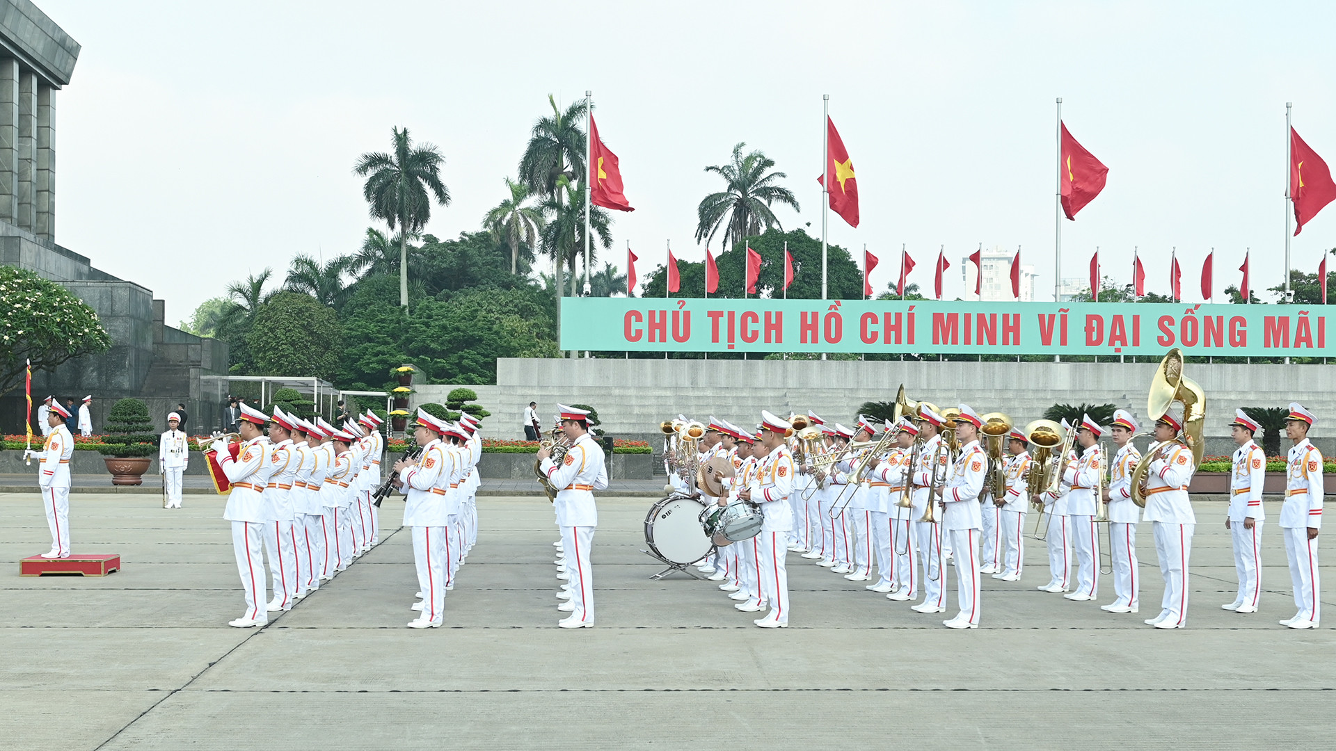[Ảnh] Các đại biểu Quốc hội vào Lăng viếng Chủ tịch Hồ Chí Minh ảnh 6