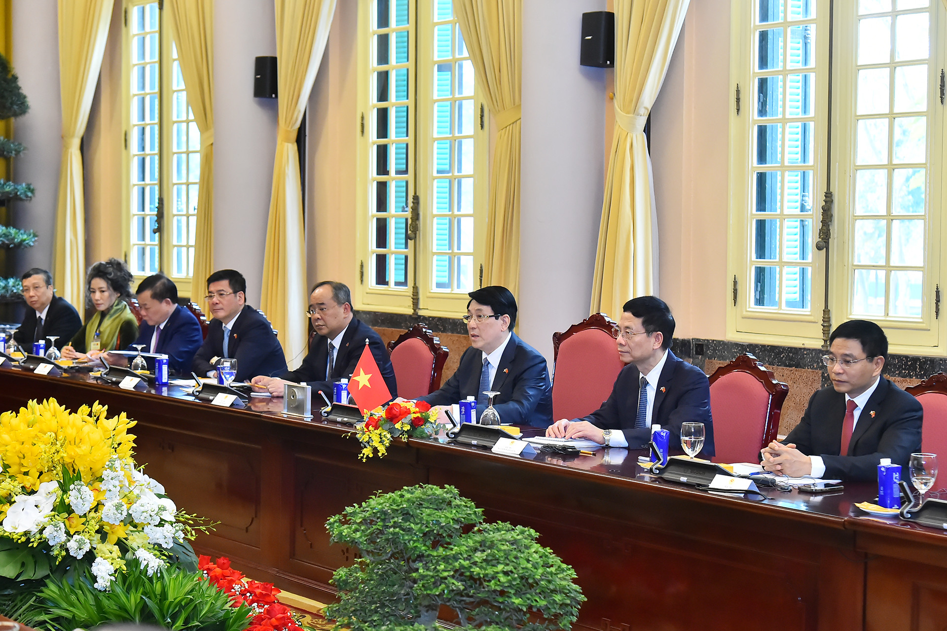 Chủ tịch nước Lương Cường và các thành viên đoàn Việt Nam tham dự hội đàm.