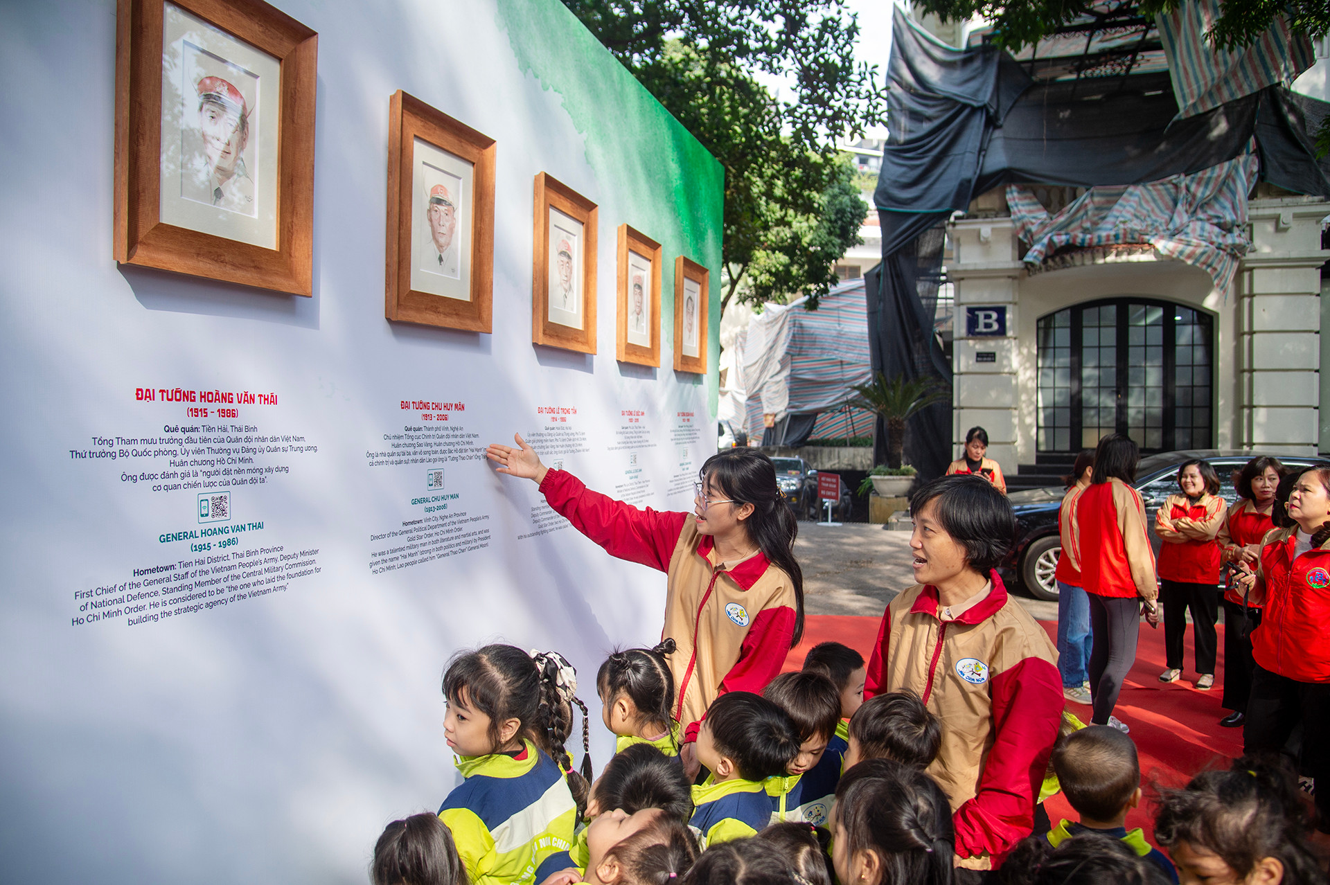 Đến triển lãm, người xem có cơ hội chiêm ngưỡng tranh chân dung 20 vị tướng tài danh của Quân đội nhân dân Việt Nam do họa sĩ Đỗ Hoàng Tường thực hiện bằng kỹ thuật màu nước trên chất liệu giấy bản.