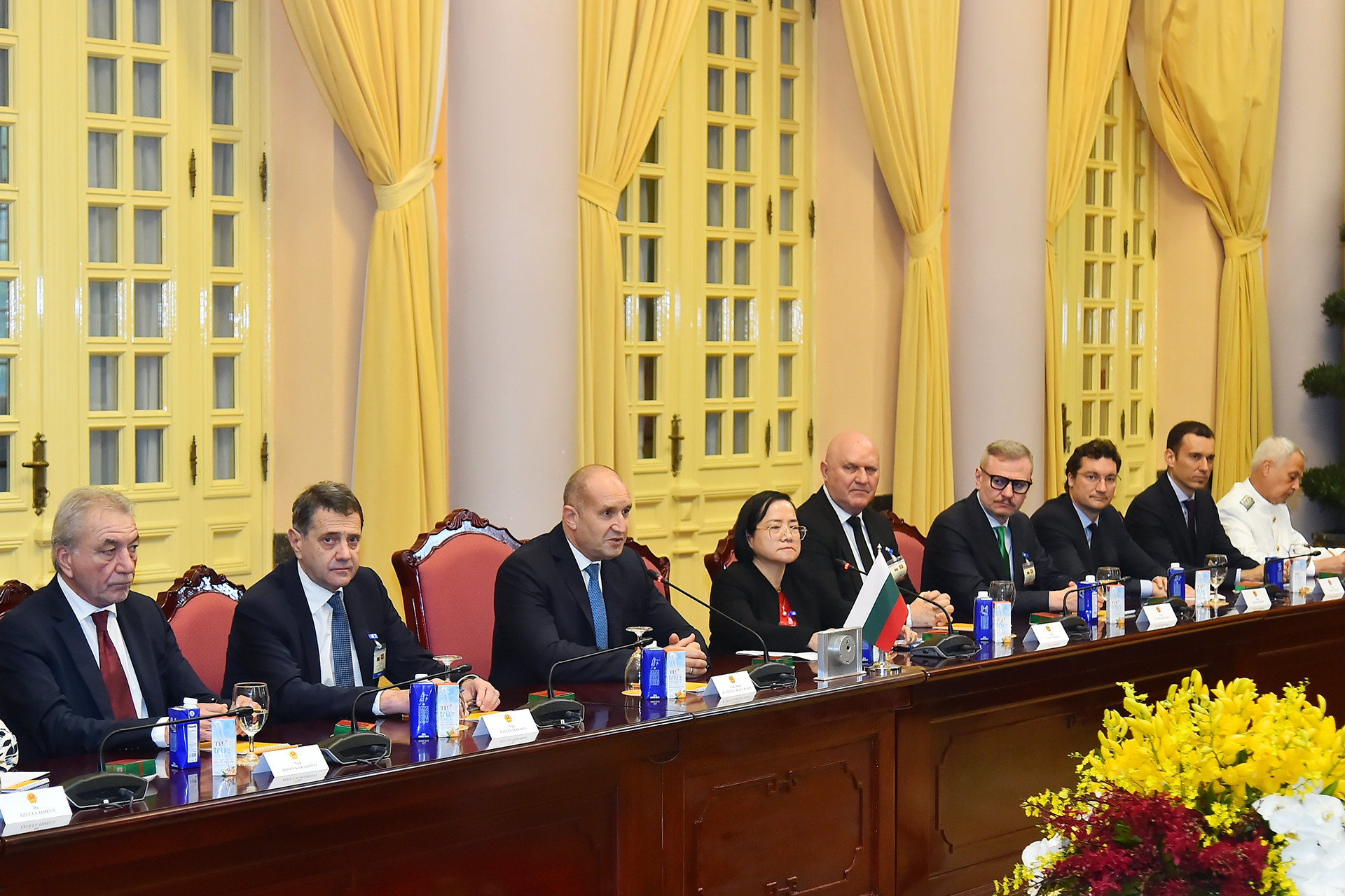 Tổng thống Bulgaria Rumen Radev cùng các thành viên tháp tùng tại hội đàm. Tổng thống Bulgaria Rumen Radev cùng các thành viên tháp tùng tại hội đàm.