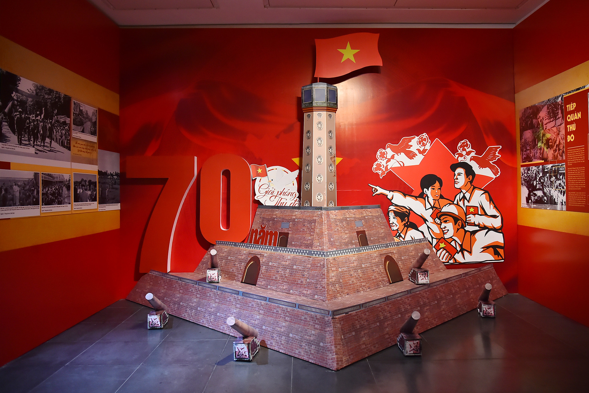 Cột cờ Hà Nội được tái hiện lại tại không gian trưng bày của triển lãm. Cột cờ Hà Nội được tái hiện lại tại không gian trưng bày của triển lãm.