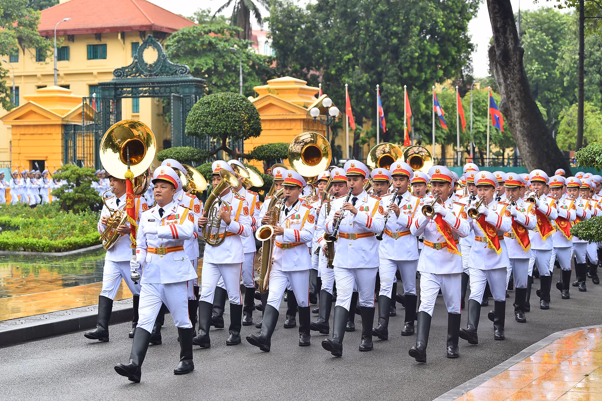 Đoàn Quân nhạc Quân đội nhân dân Việt Nam tại lễ đón.