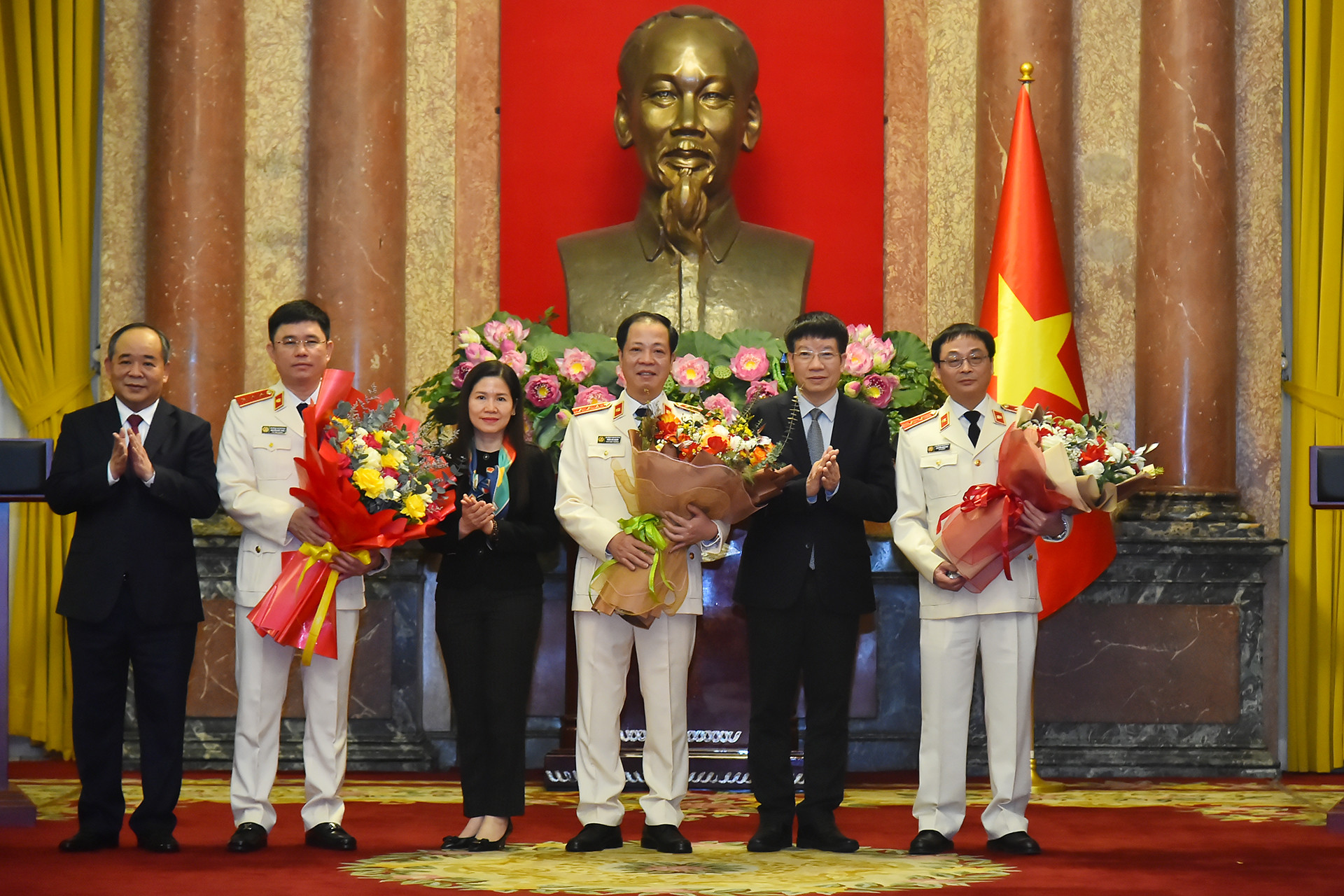 Đại diện lãnh đạo các Văn phòng Chủ tịch nước, Chính phủ, Quốc hội chúc mừng các đồng chí được bổ nhiệm.