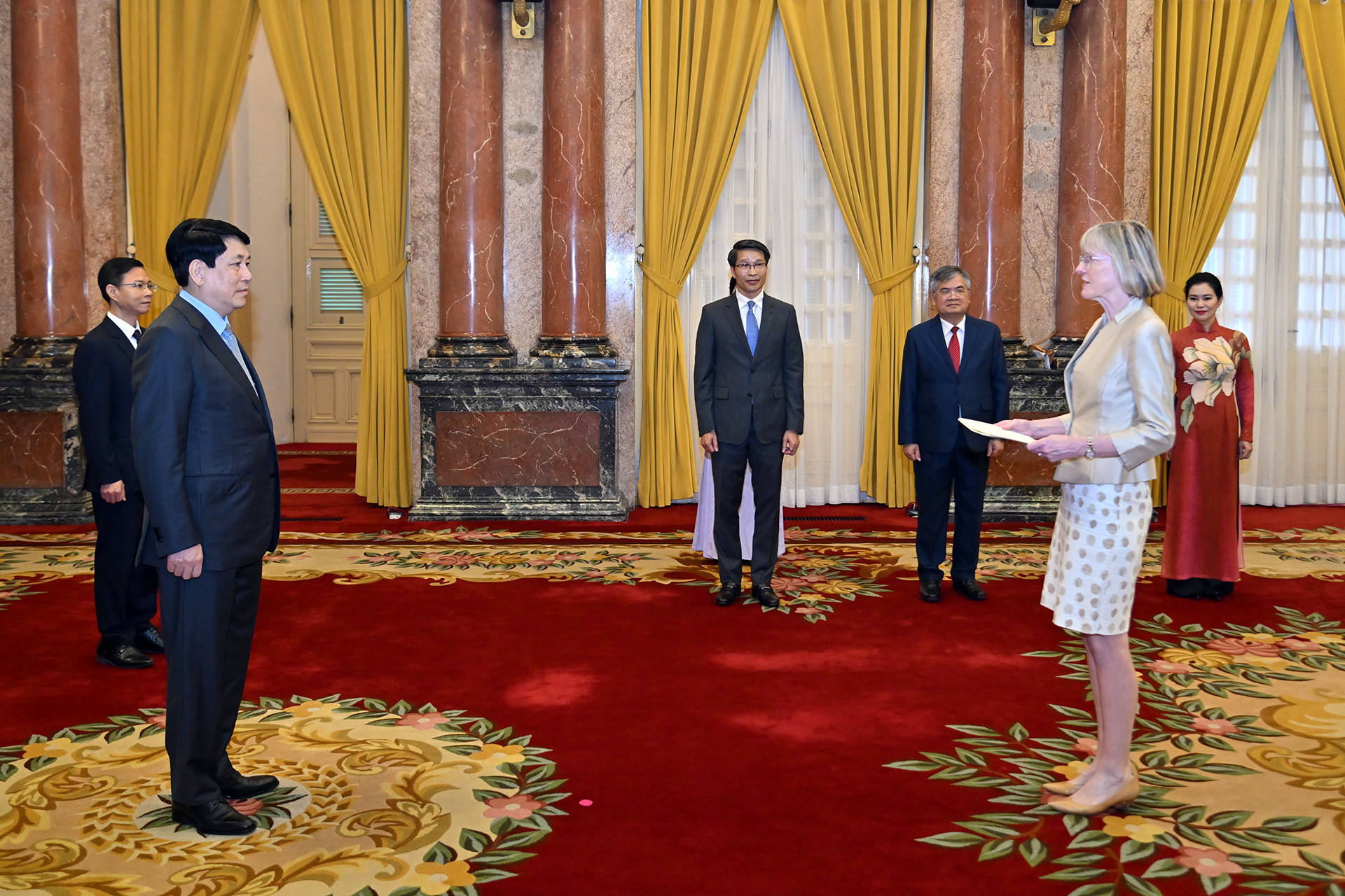 Đại sứ Australia tại Việt Nam Gillian Bird trình Quốc thư lên Chủ tịch nước Lương Cường.