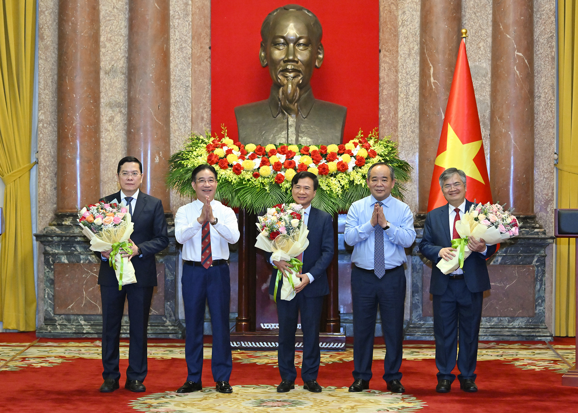 Chủ nhiệm Văn phòng Chủ tịch nước Lê Khánh Hải cùng Phó Chủ nhiệm Văn phòng Chủ tịch nước Phạm Thanh Hà trao hoa chúc mừng các tân Phó Chủ nhiệm Văn phòng Chủ tịch nước.
