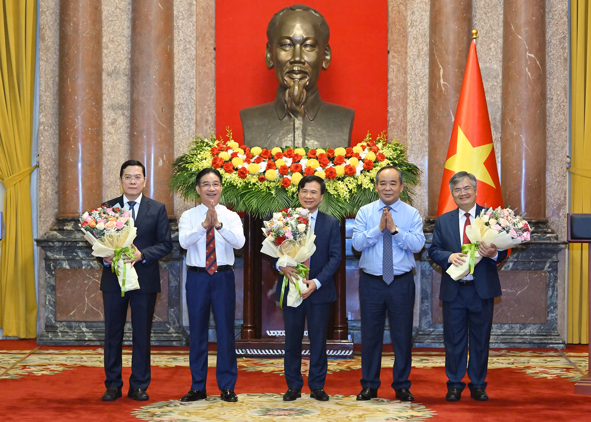 Chủ nhiệm Văn phòng Chủ tịch nước Lê Khánh Hải cùng Phó Chủ nhiệm Văn phòng Chủ tịch nước Phạm Thanh Hà trao hoa chúc mừng các tân Phó Chủ nhiệm Văn phòng Chủ tịch nước.