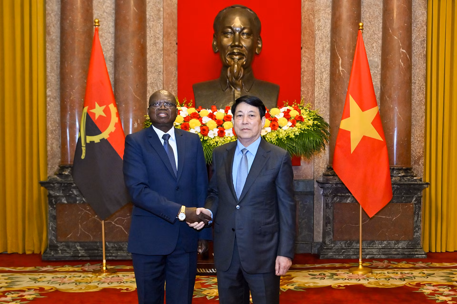 Chủ tịch nước Lương Cường và Đại sứ Cộng hòa Angola tại Việt Nam Fernando Miguel tại lễ trình Quốc thư. Chủ tịch nước Lương Cường và Đại sứ Cộng hòa Angola tại Việt Nam Fernando Miguel tại lễ trình Quốc thư.