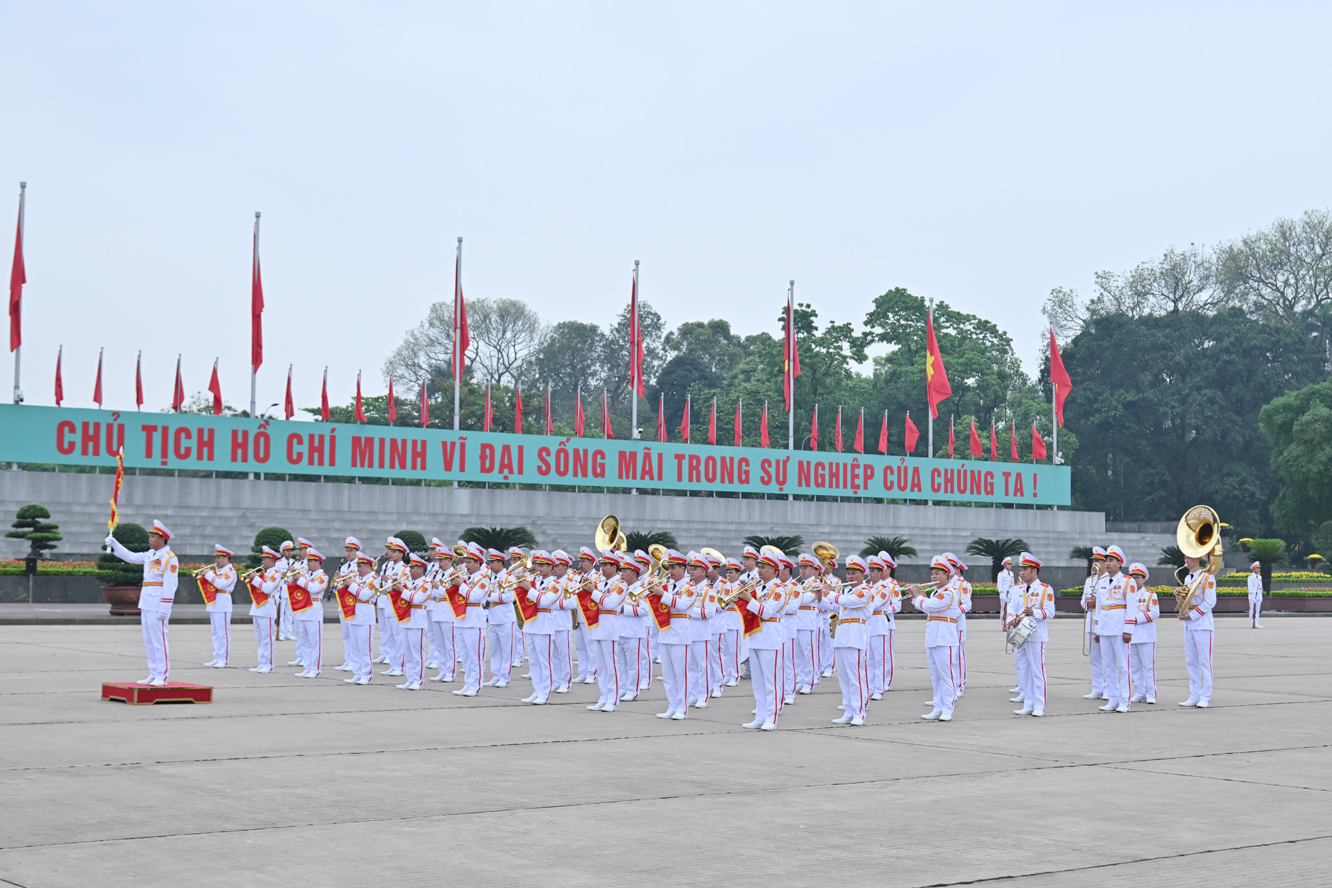 Đoàn Quân nhạc thực hiện nghi thức tại buổi lễ trên Quảng trường Ba Đình.