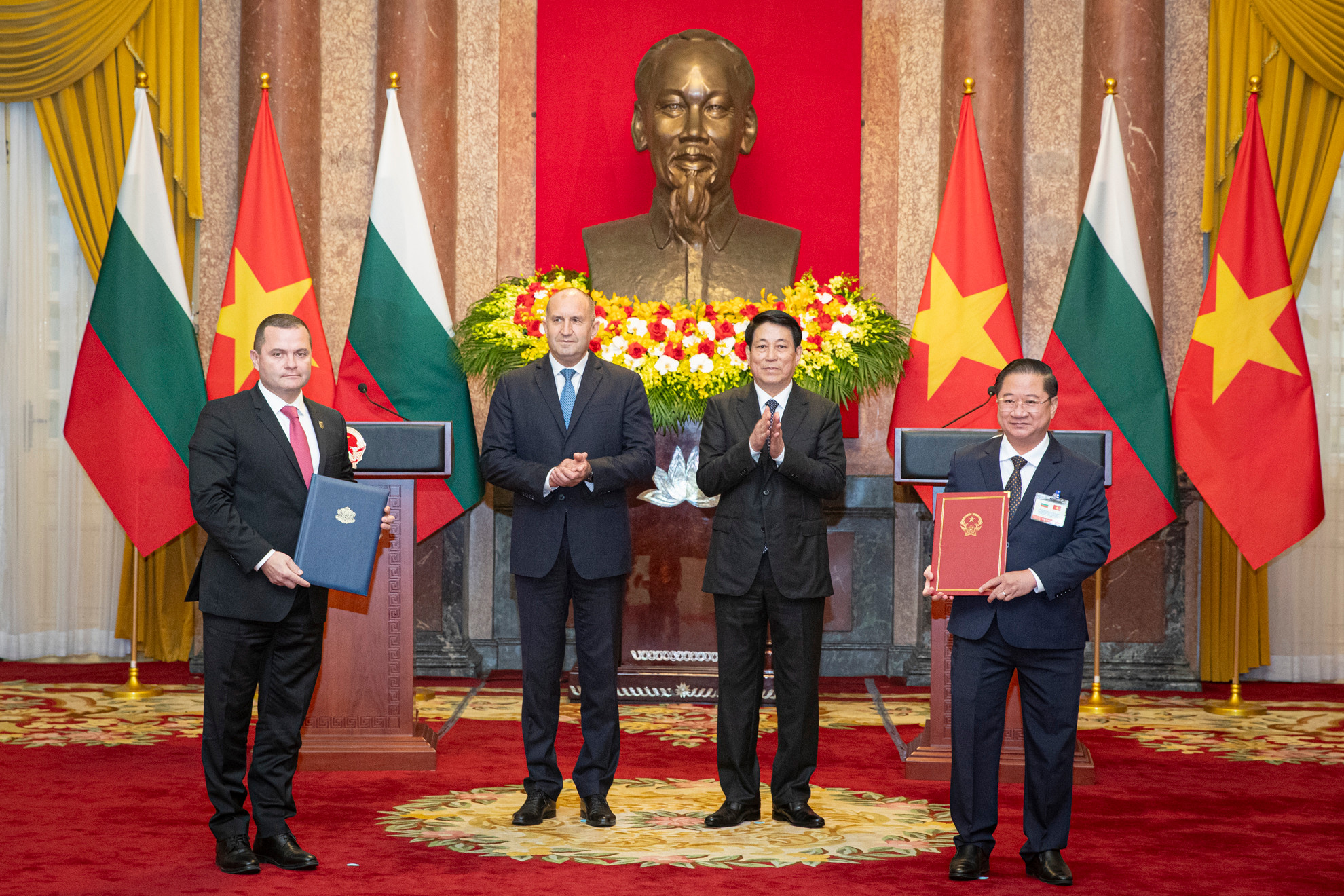 Chủ tịch nước Lương Cường và Tổng thống Bulgaria Rumen Radev chứng kiến lễ trao Bản ghi nhớ hợp tác giữa Ủy ban nhân dân thành phố Cần Thơ và chính quyền thành phố Ruse.