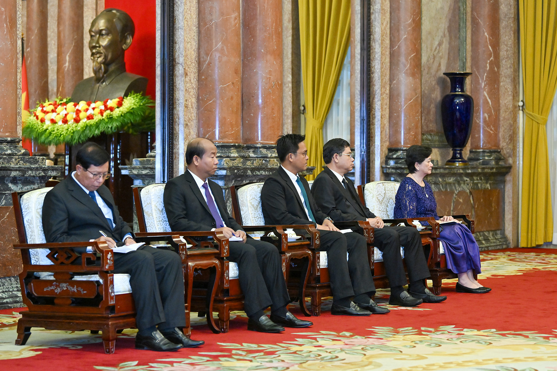 Các đại biểu tháp tùng Phó Chủ tịch Đảng Nhân dân Campuchia Men Sam An tại buổi tiếp.