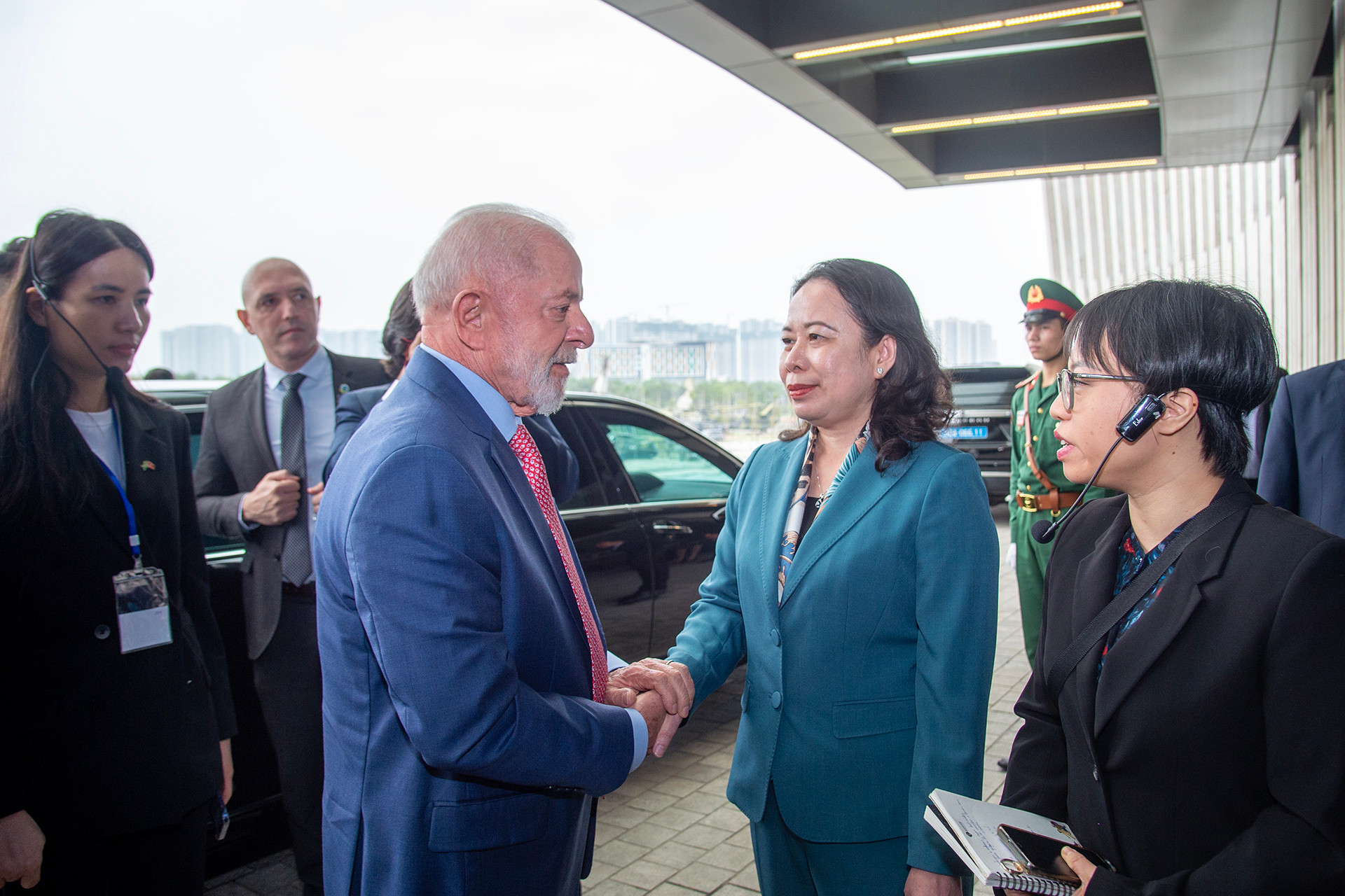 Phó Chủ tịch nước Võ Thị Ánh Xuân đón chào Tổng thống Brazil Luiz Inacio Lula da Silva tới tham quan Bảo tàng Lịch sử Quân sự Việt Nam. Phó Chủ tịch nước Võ Thị Ánh Xuân đón chào Tổng thống Brazil Luiz Inacio Lula da Silva tới tham quan Bảo tàng Lịch sử Quân sự Việt Nam.