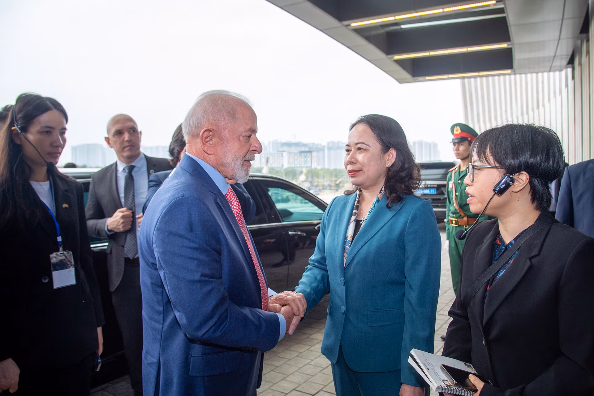 Phó Chủ tịch nước Võ Thị Ánh Xuân đón chào Tổng thống Brazil Luiz Inacio Lula da Silva tới tham quan Bảo tàng Lịch sử Quân sự Việt Nam.