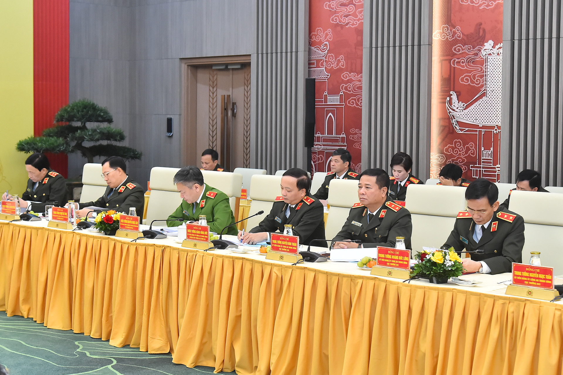 Các đồng chí lãnh đạo Bộ Công an tham dự buổi làm việc. Các đồng chí lãnh đạo Bộ Công an tham dự buổi làm việc.