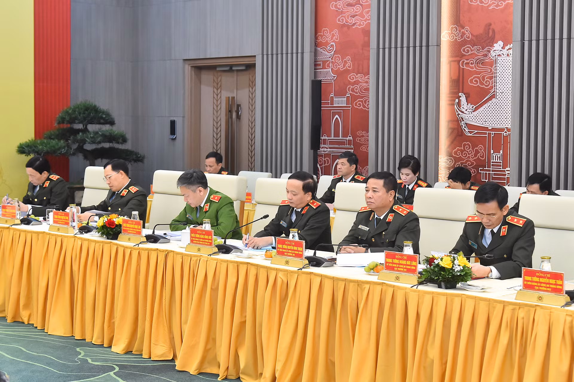 Các đồng chí lãnh đạo Bộ Công an tham dự buổi làm việc. Các đồng chí lãnh đạo Bộ Công an tham dự buổi làm việc.